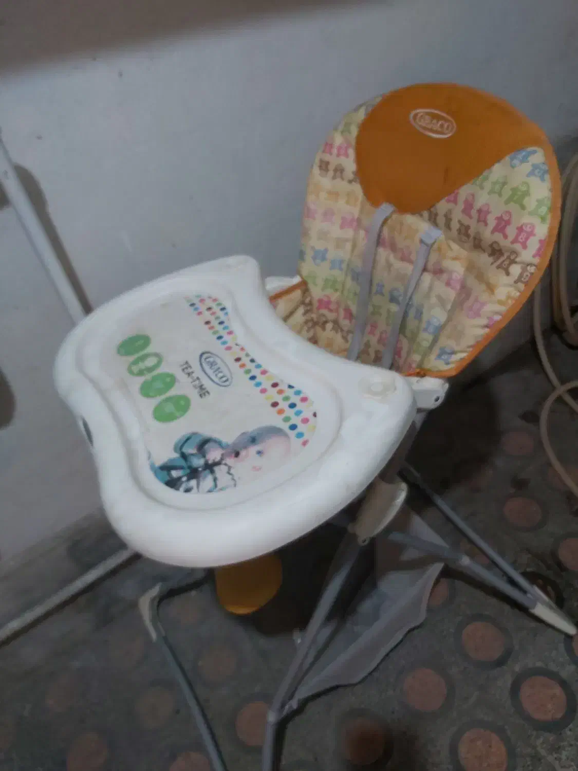 صندلی غدا کودک سالم|تخت و صندلی بچه|لاهیجان, کوی خزر|دیوار