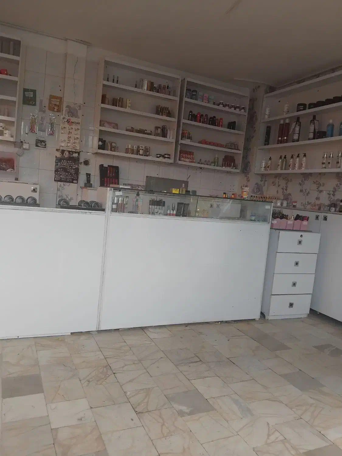 ویترین مغازه ارایشی بهداشتی ام دی اف|فروشگاه و مغازه|کاشان, زیدی|دیوار