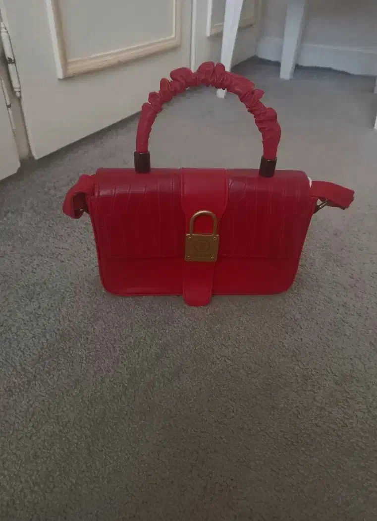 کیف|کیف، کفش، کمربند|میانه, |دیوار