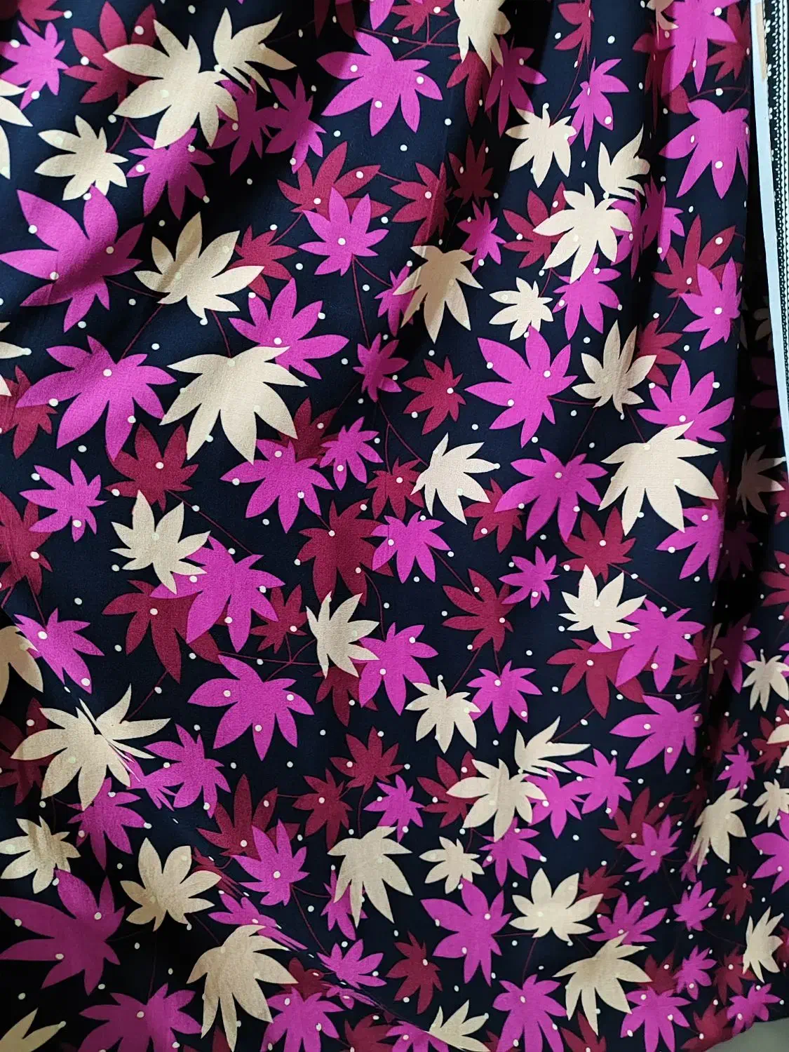 پارچه سرا و خیاطی|لباس|هرسین, |دیوار