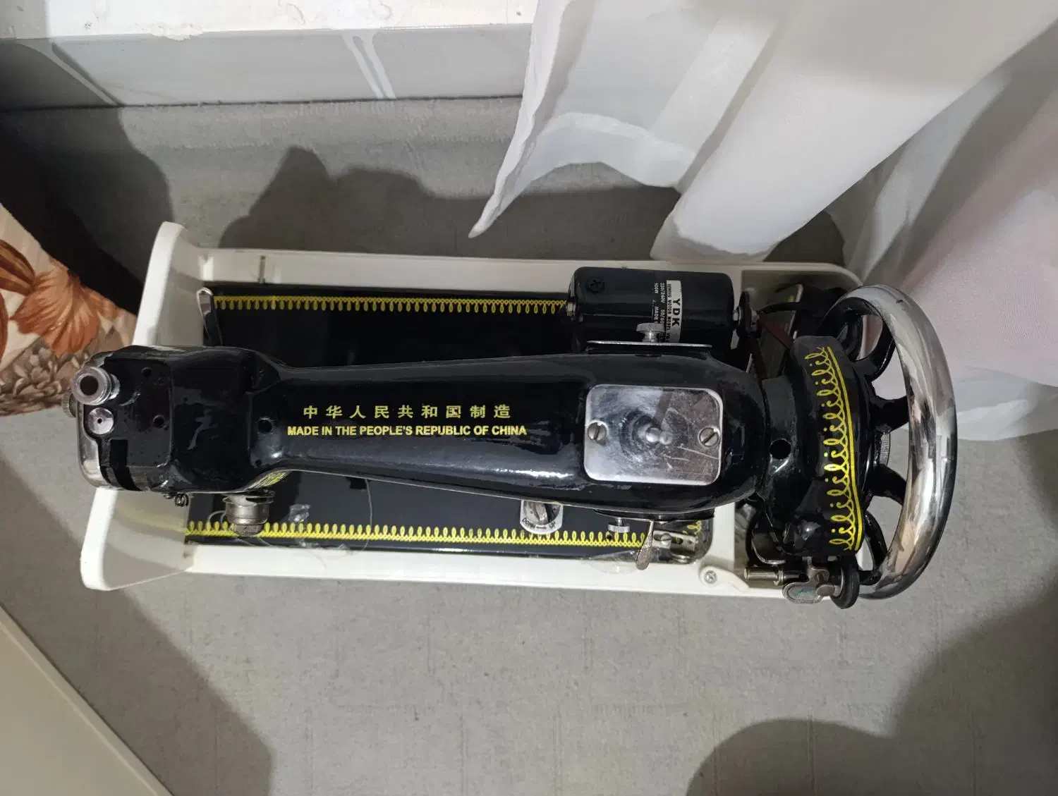 چرخ خیاطی به همراه میز|چرخ خیاطی و ریسندگی|تربتحیدریه, منظر|دیوار