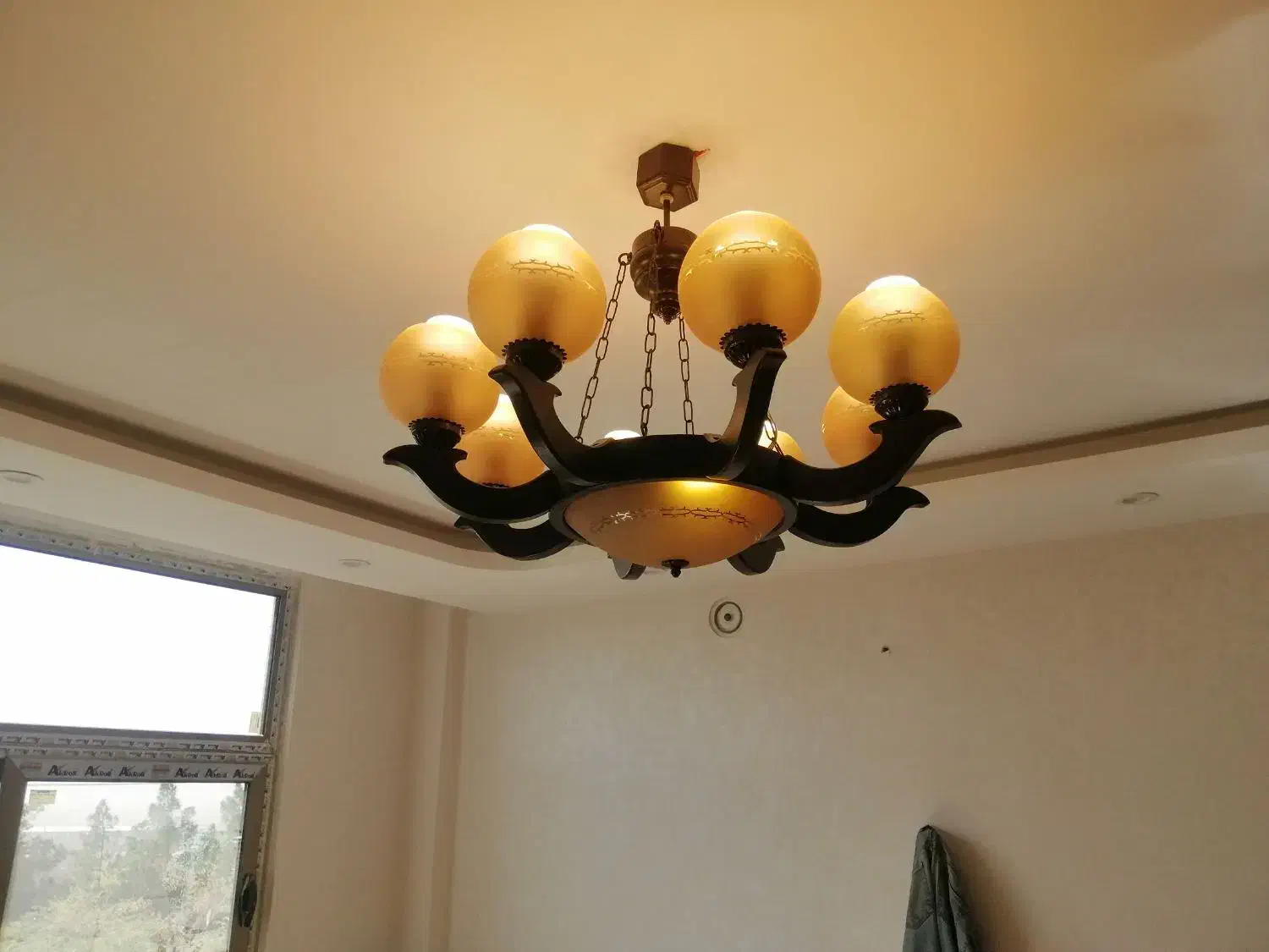 لوستر رومی|لوستر و چراغ آویز|اصفهان, کوی ولی عصر|دیوار