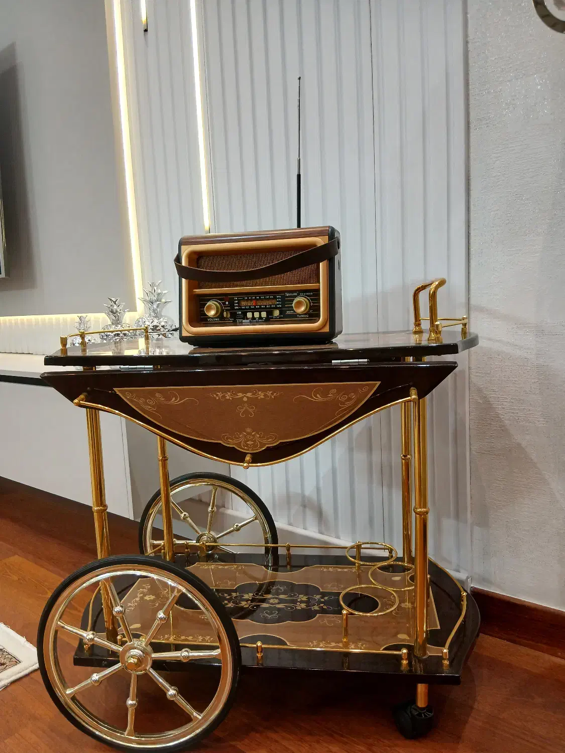 . میز بار کالاسکه  و ساعت ایستاده در حد نو|ساعت دیواری و تزئینی|اراک, |دیوار