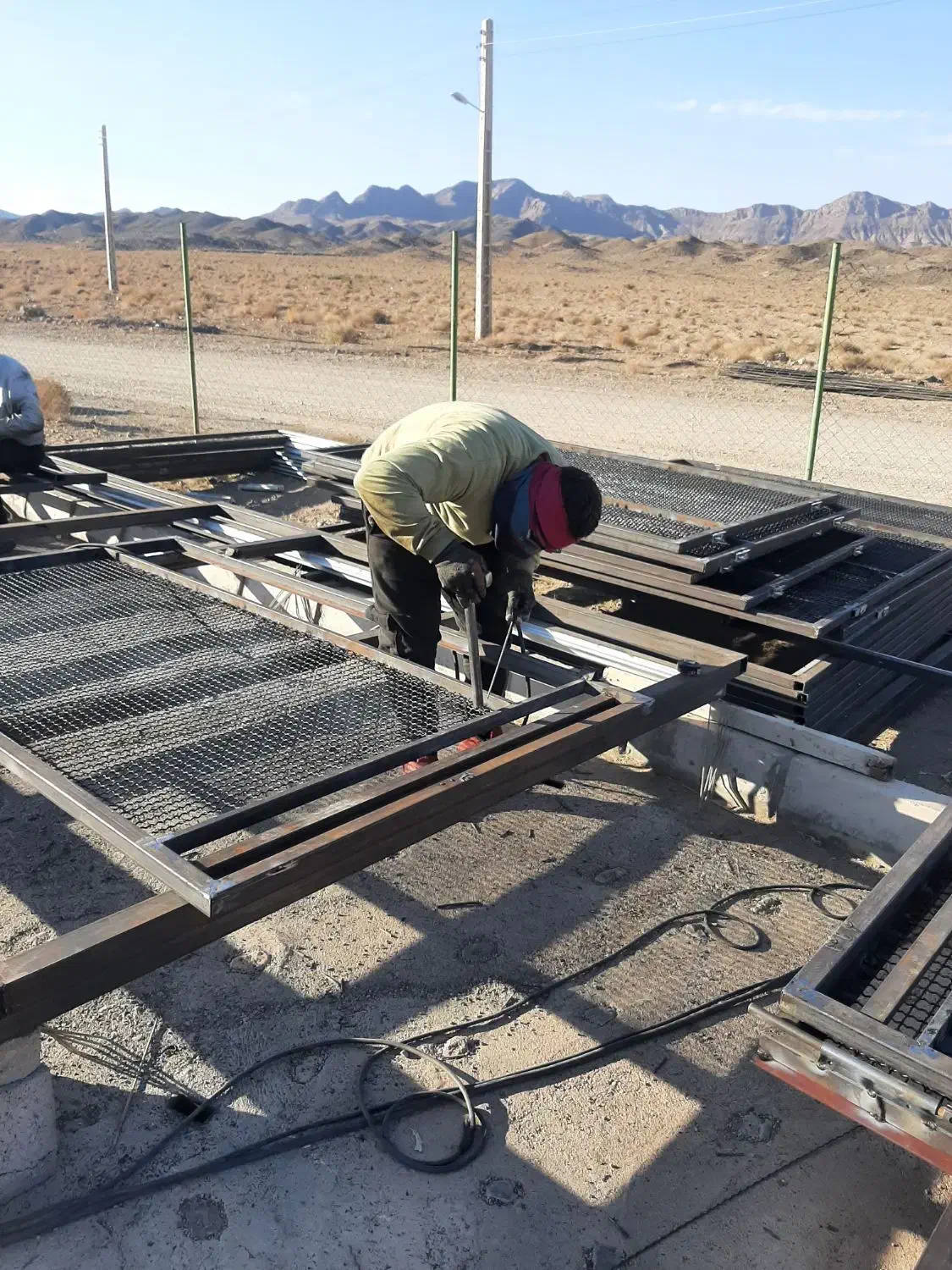 جوشکاری. سقف های مرغداری نرده نصب درب باغی .تخریب.|خدمات پیشه و مهارت|سبزوار, طبرسی (جعفرآباد)|دیوار