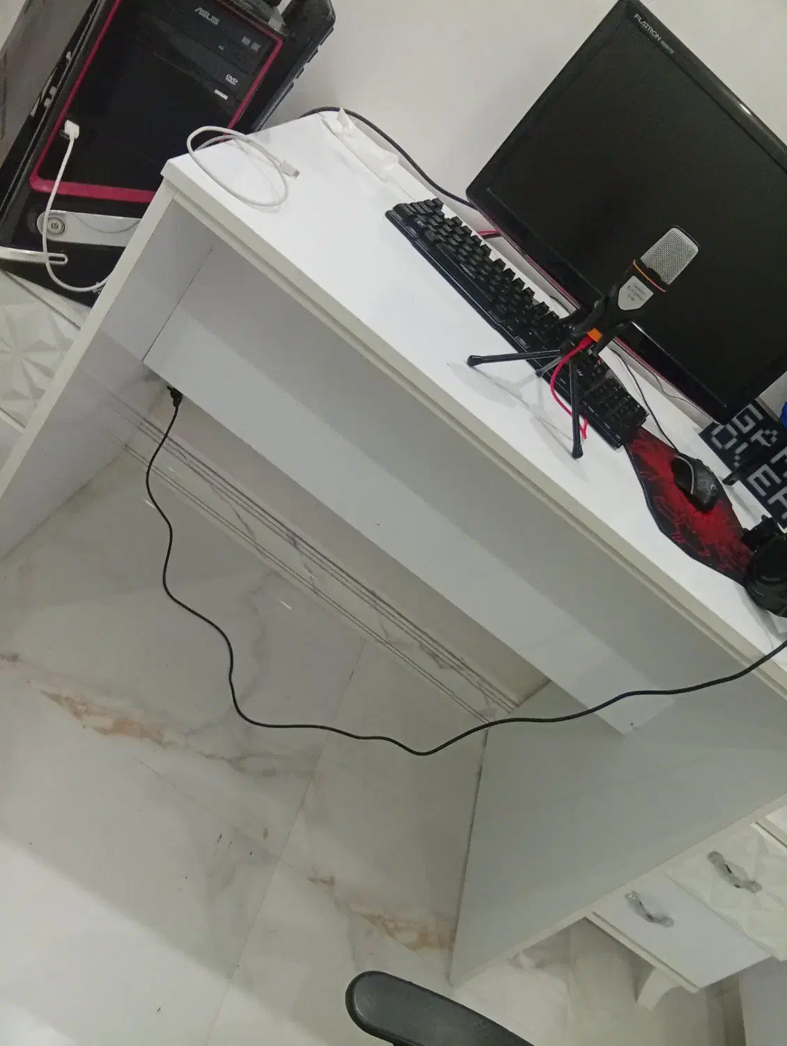 میز کامپیوتر|میز تحریر و کامپیوتر|رشت, باهنر|دیوار