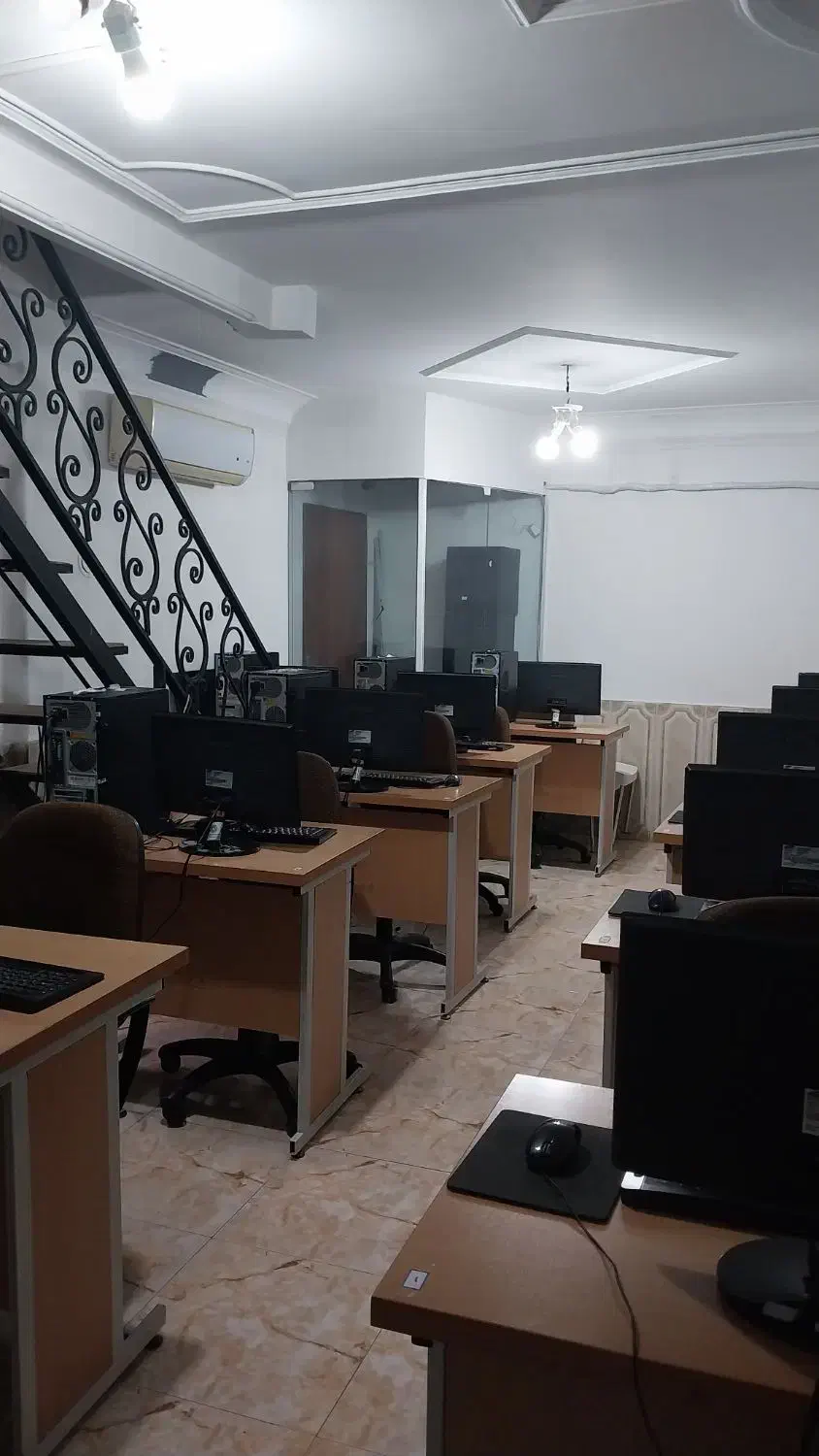 فضای کلاسی گلسار|اجارهٔ کوتاهمدت دفتر کار و فضای آموزشی|رشت, دیلمان|دیوار