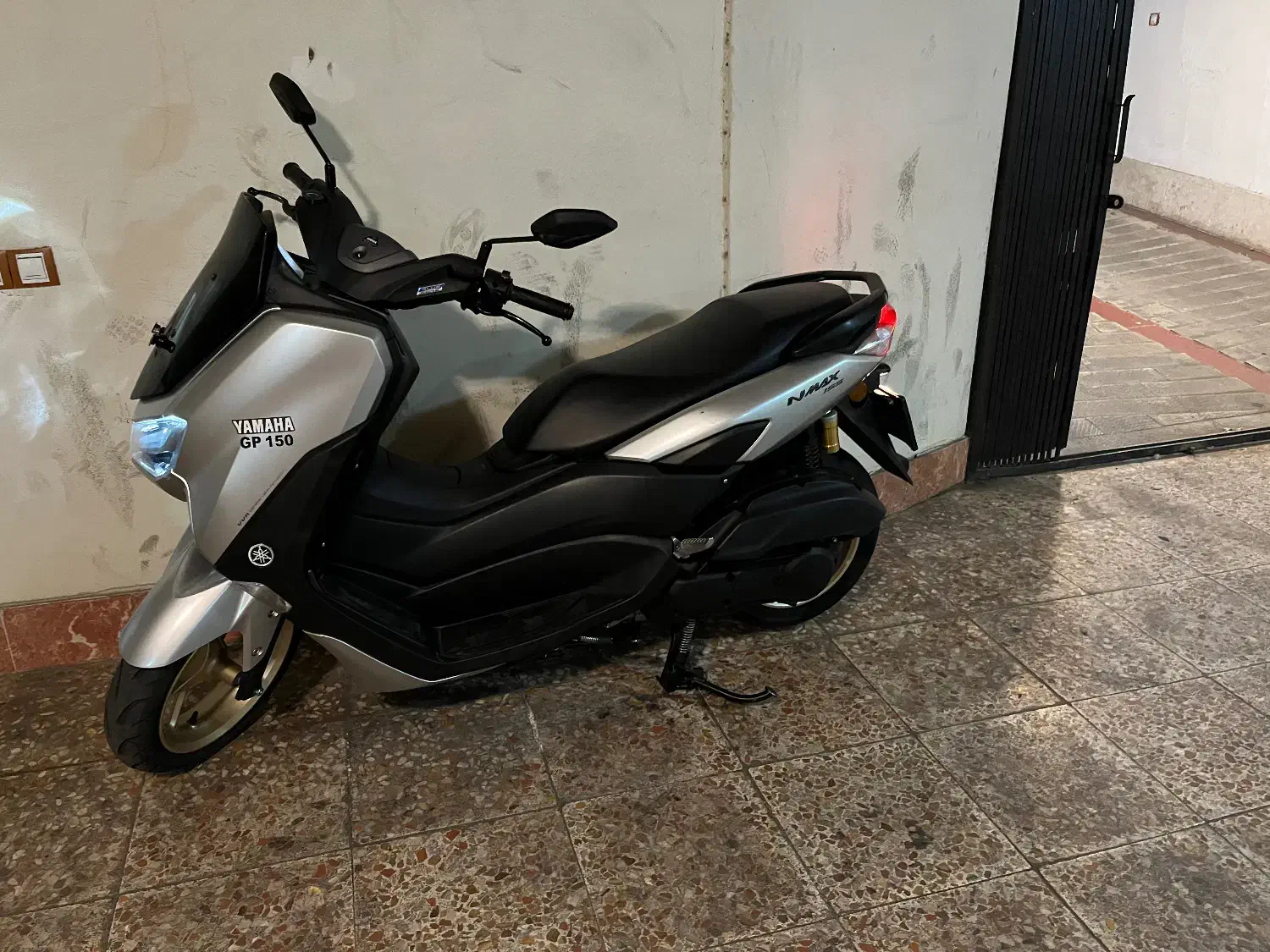 Nmaxکیلس|موتورسیکلت|تهران, درختی|دیوار