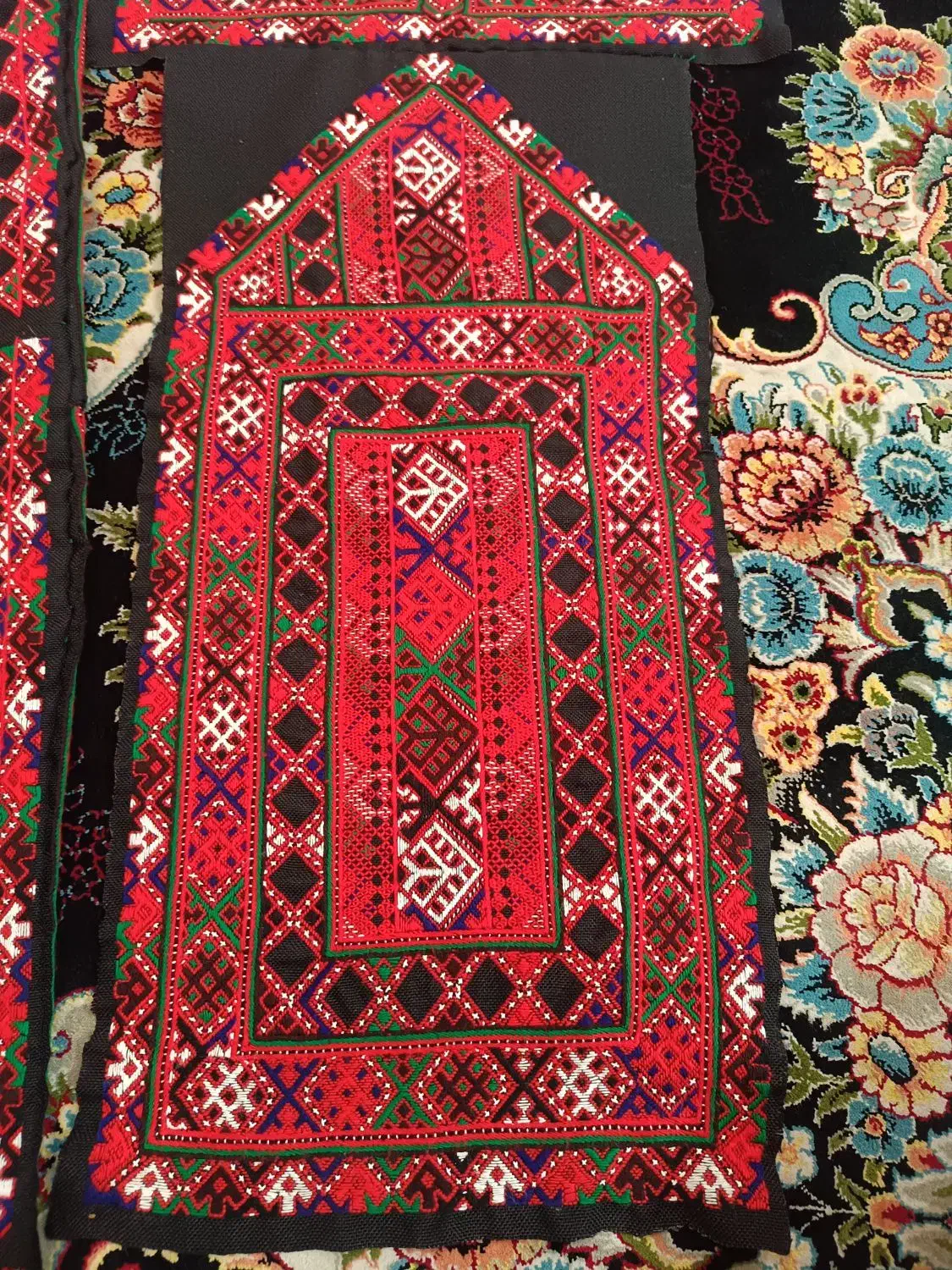 خیاطی بلوچی دست دوز|لباس|حمیدیا, |دیوار