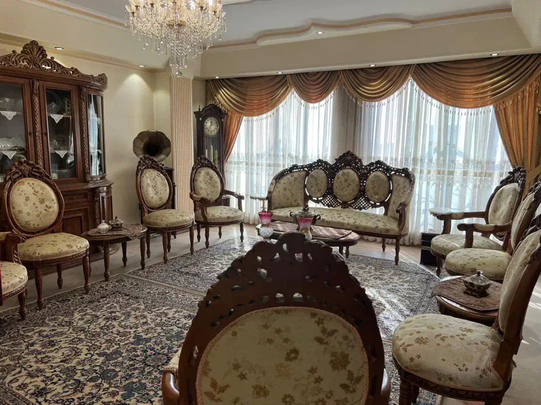 مبلمان و میزناهار خوری و بوفه چوب گردو بسیار زیبا|مبلمان خانگی و میز عسلی|تهران, صادقیه|دیوار