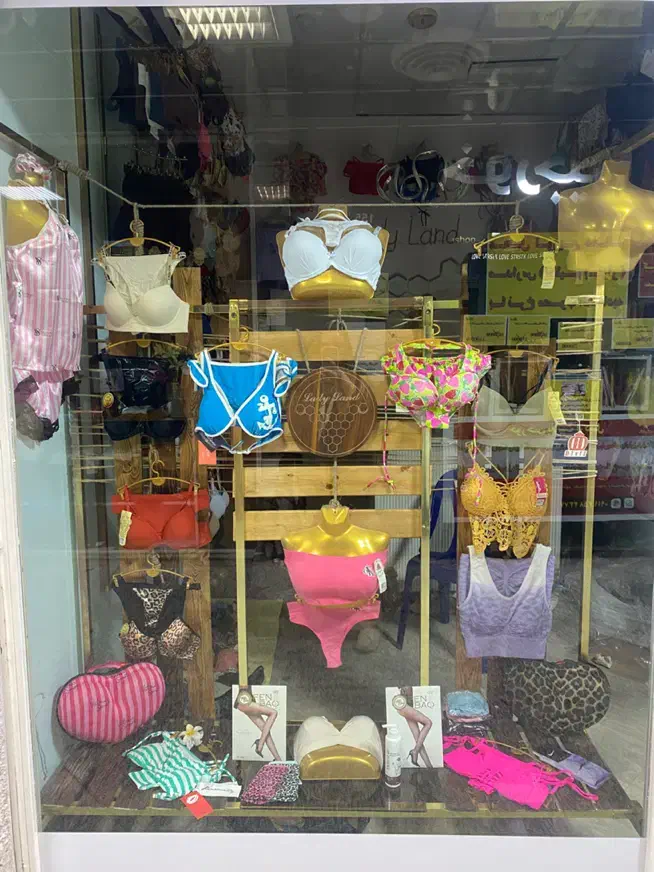 ویترین مغازه مخصوص لباس و لباس زیر|فروشگاه و مغازه|اردبیل, |دیوار