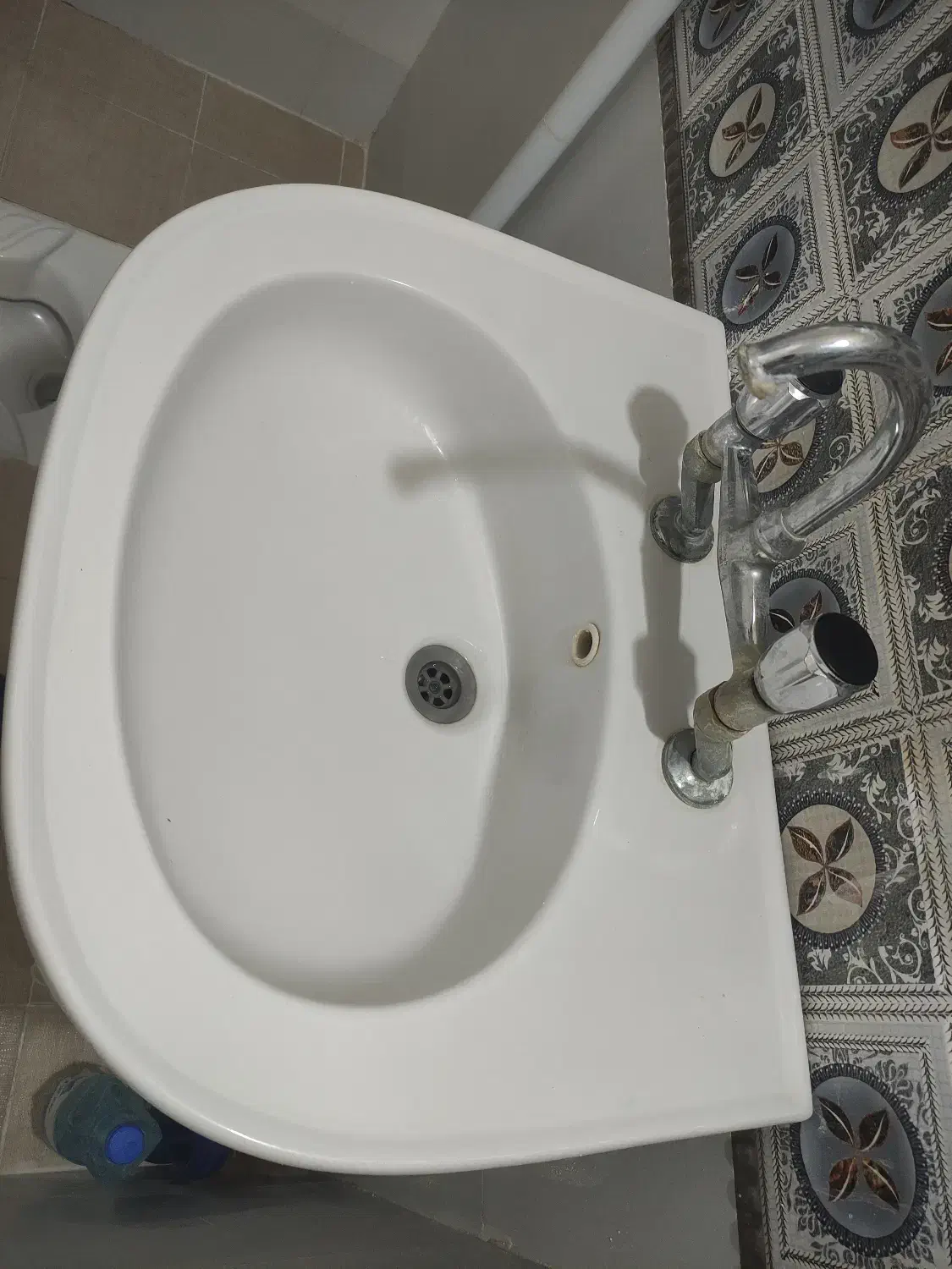 یک عدد روشویی دستشویی و حمام تمیز و سالم|لوازم سرویس بهداشتی|چمران, |دیوار