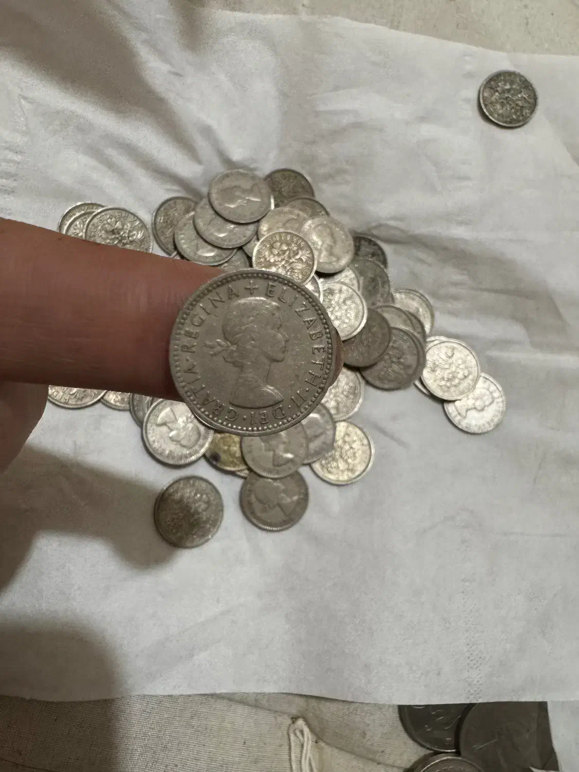 صد عدد یکجا باهم سکه شش پنسی قدیمی|کلکسیون سکه، تمبر، اسکناس|پرند, فاز ۳|دیوار