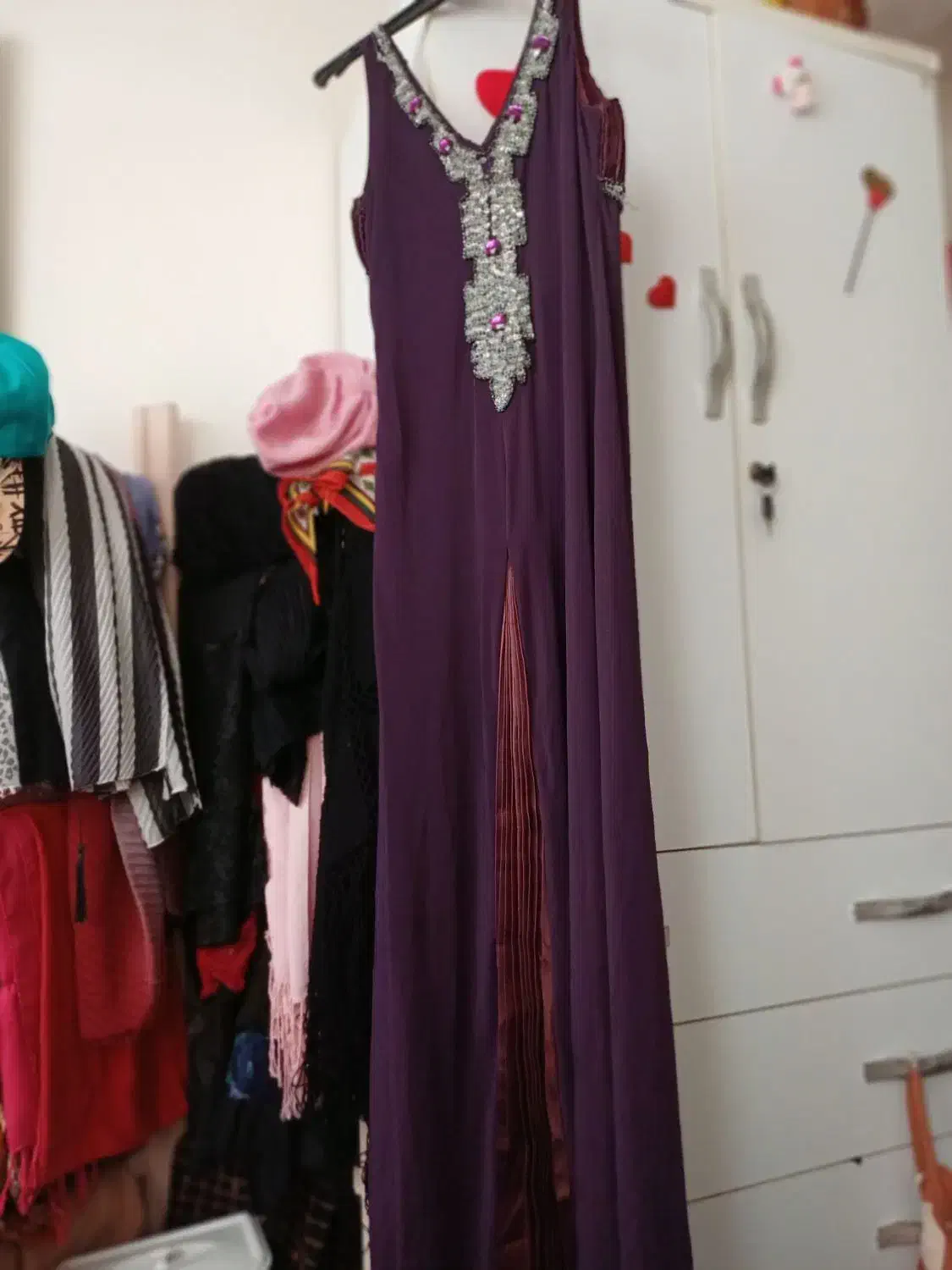 تعدادی لباس مجلسی|لباس|بندر انزلی, انقلاب|دیوار