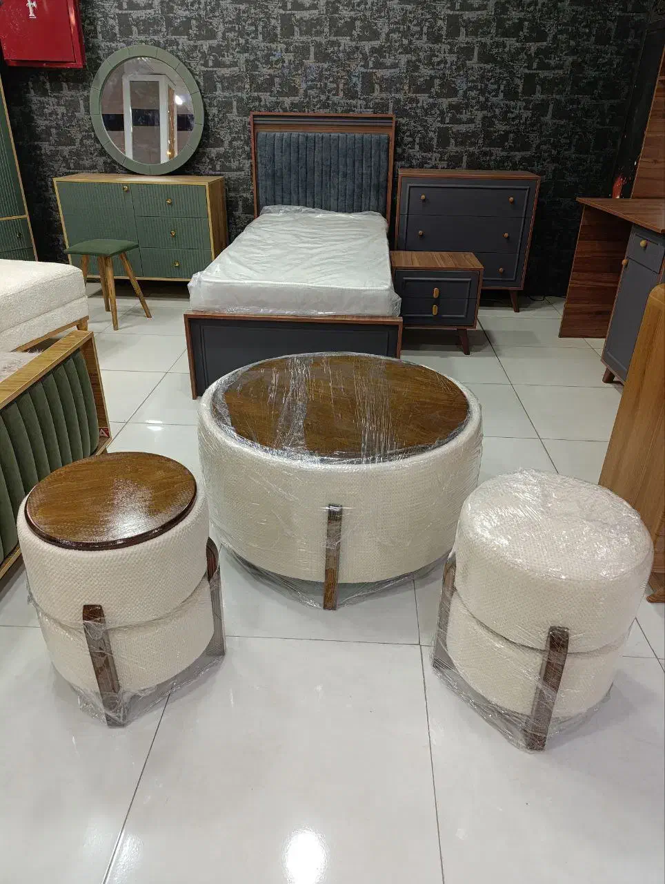 فروش عمده و تک انواع پاف مینیمال|صندلی و نیمکت|شیراز, شهرک گلها|دیوار