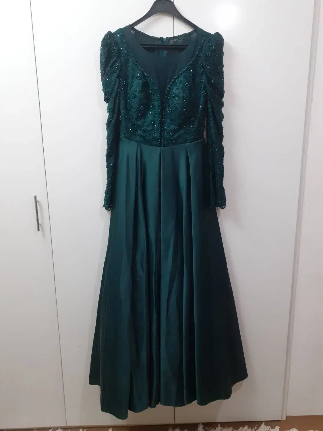 لباس مجلسی|لباس|مشهد, هفت تیر (حافظ)|دیوار