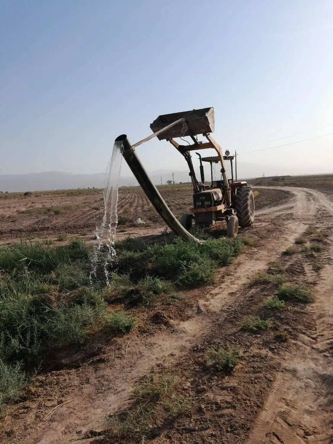 فروش یکدستگاه تراکتور همراه با بیل جلو|خودرو سنگین|گرمسار, |دیوار