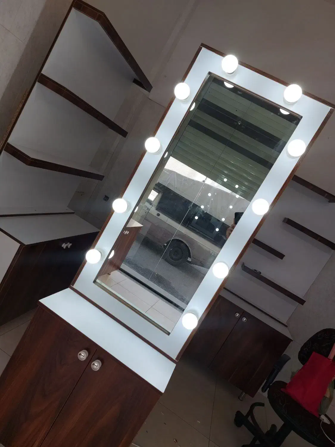 آینه چراغدار به همراه باکس در حد قی.مت عالی|آینه|رشت, دیانتی|دیوار