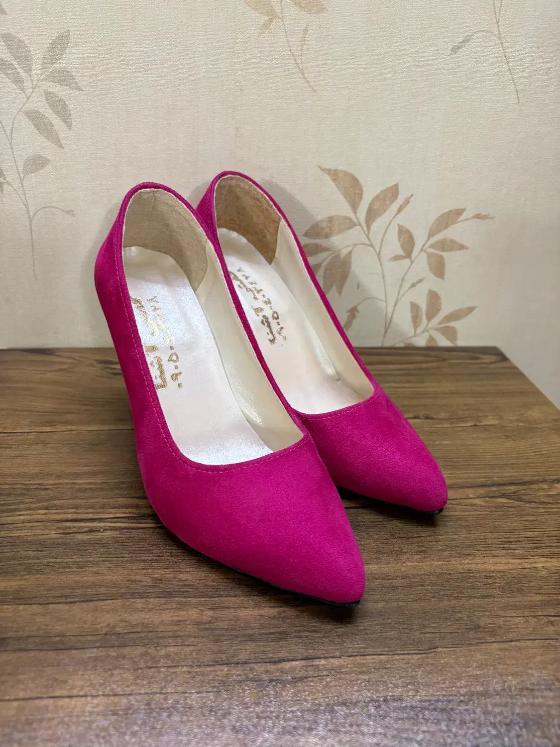 کفش|کیف، کفش، کمربند|قم, چهار امامزاده|دیوار