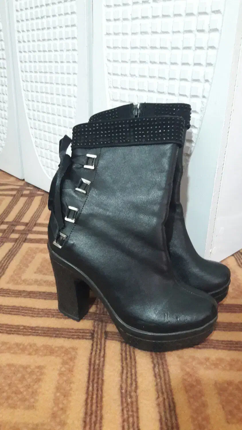 پوتین و کفش مجلسی سایز۳۷|کیف، کفش، کمربند|صحنه, |دیوار