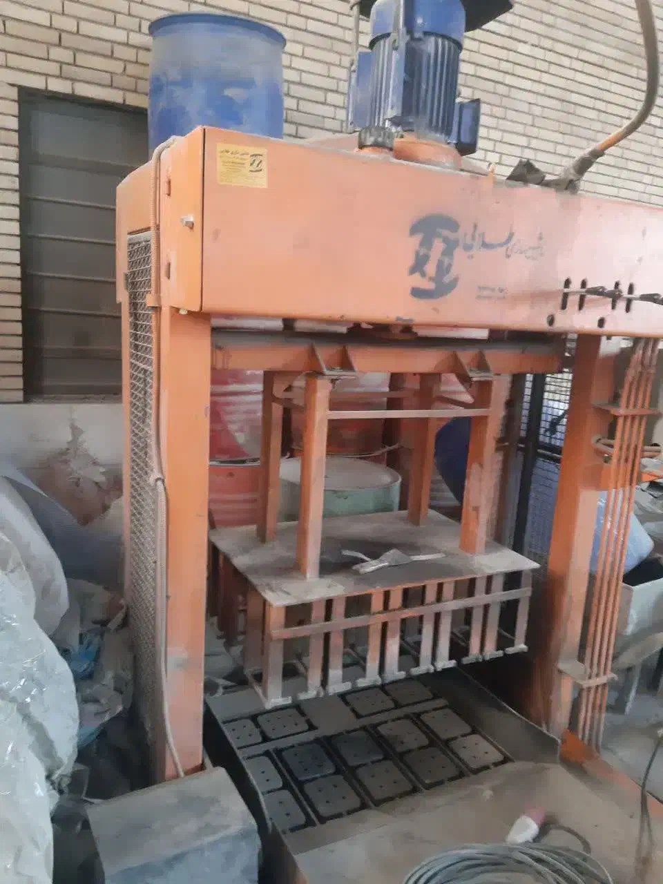 دستگاه بلوک زن نیمه هیدرولیک در حد نو|ماشین‌آلات صنعتی|تفت, |دیوار