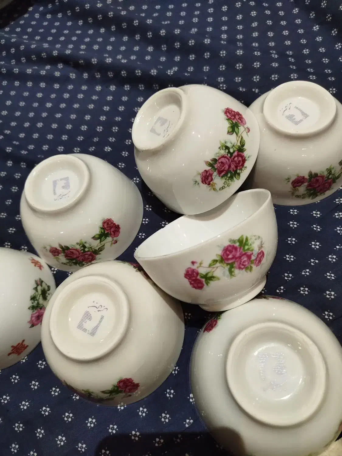 چینی گل قرمز وگل میخک وچند سرویس چینی مقصود وغیره|ظروف سرو و پذیرایی|مشهد, عسگریه|دیوار