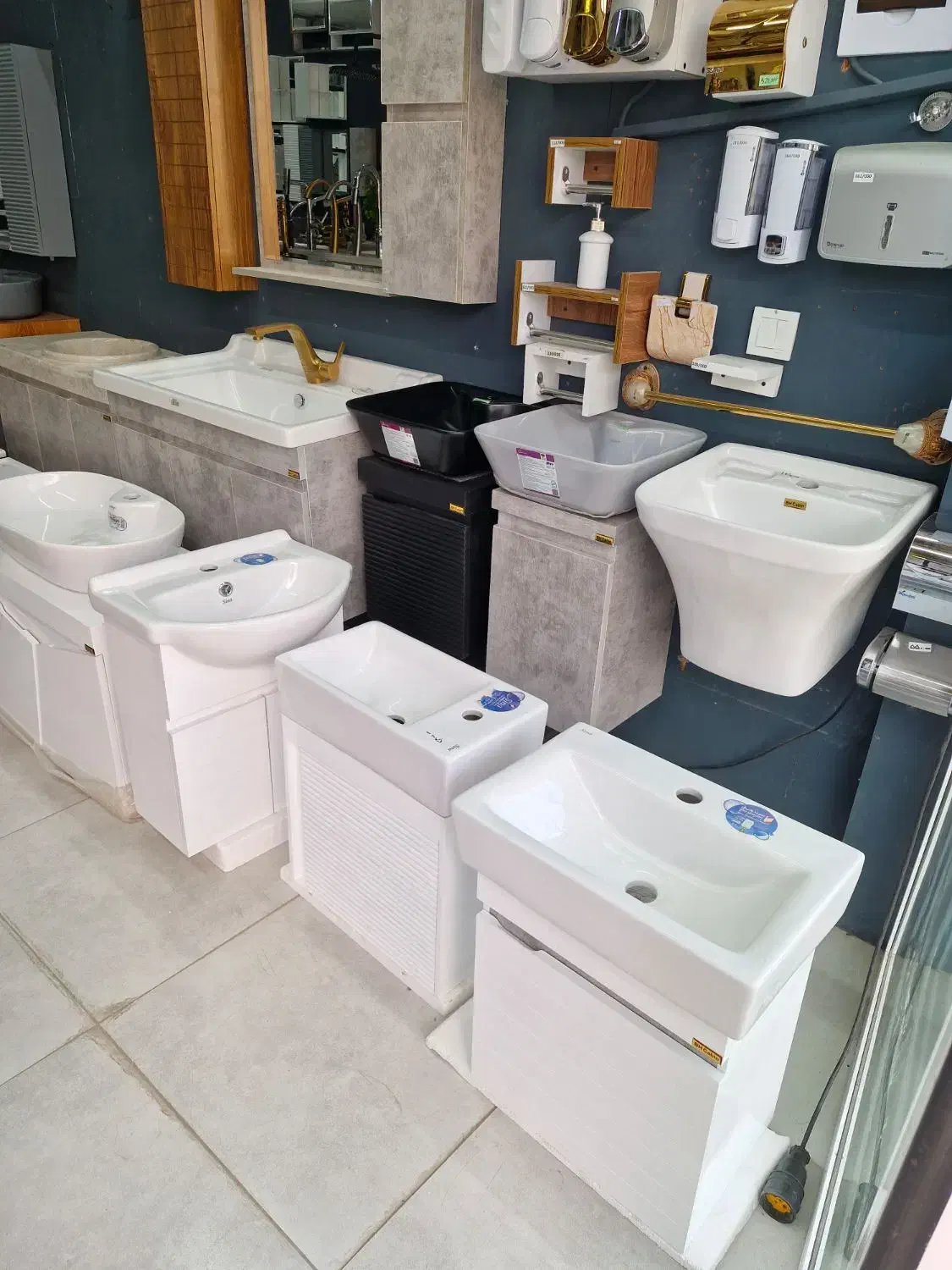 روشویی کابینتی و آینه‌باکس حاجی ابوطالبی رودهنd۵|لوازم سرویس بهداشتی|بومهن, |دیوار