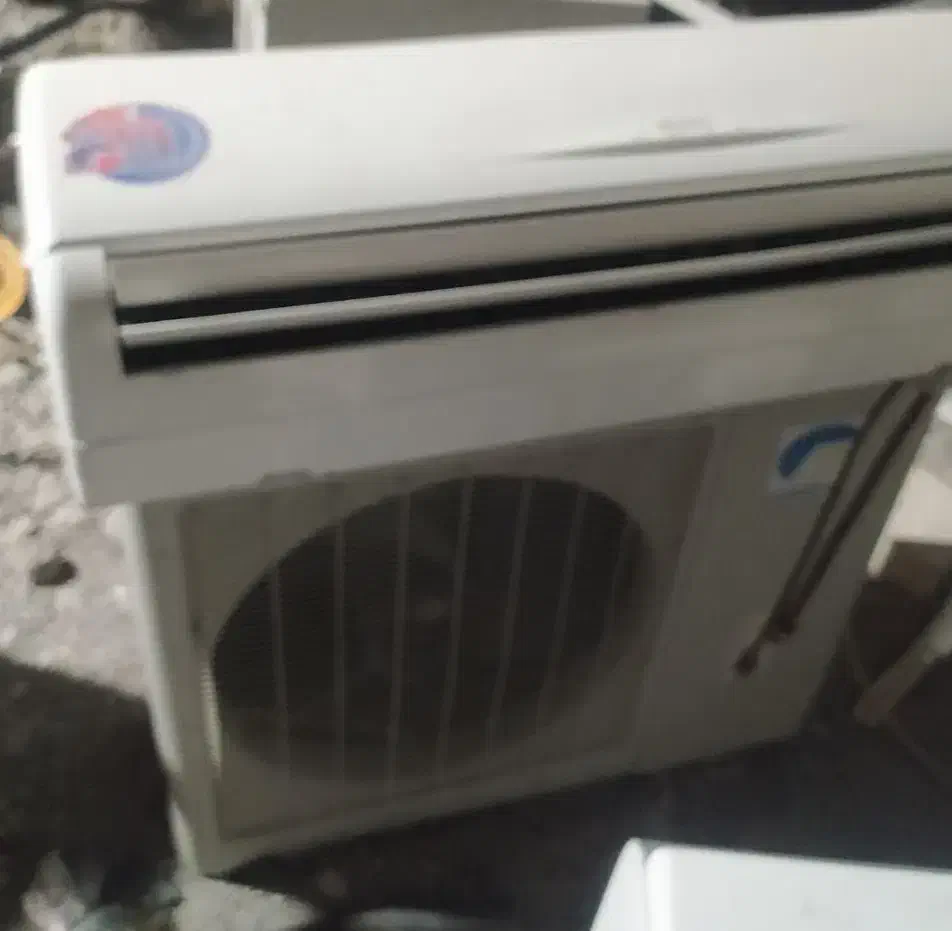 دو دستگاه اسپیلت ۳۰ گری و ۲۷ الجی|کولر گازی و فن‌کوئل|بم, |دیوار