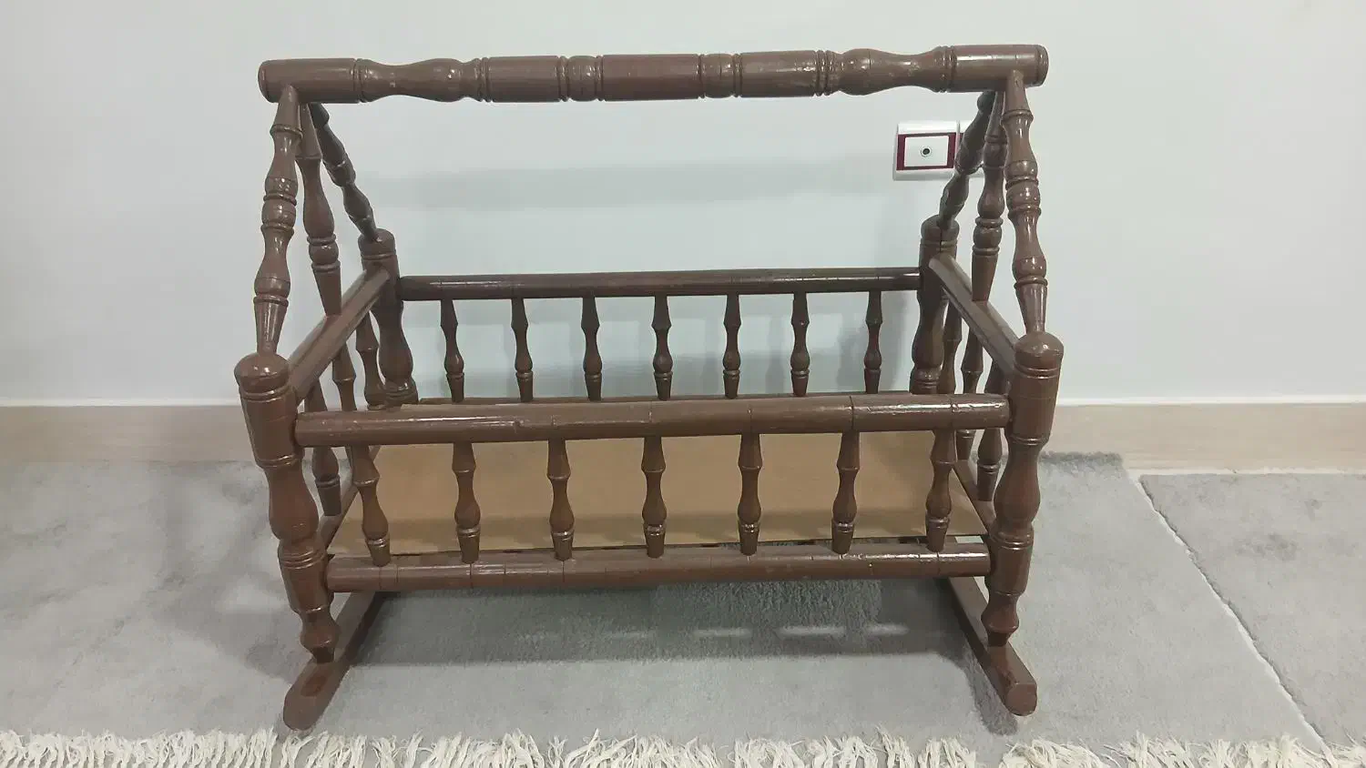 گهواره چوبی کودک|تخت و صندلی بچه|الیگودرز, |دیوار