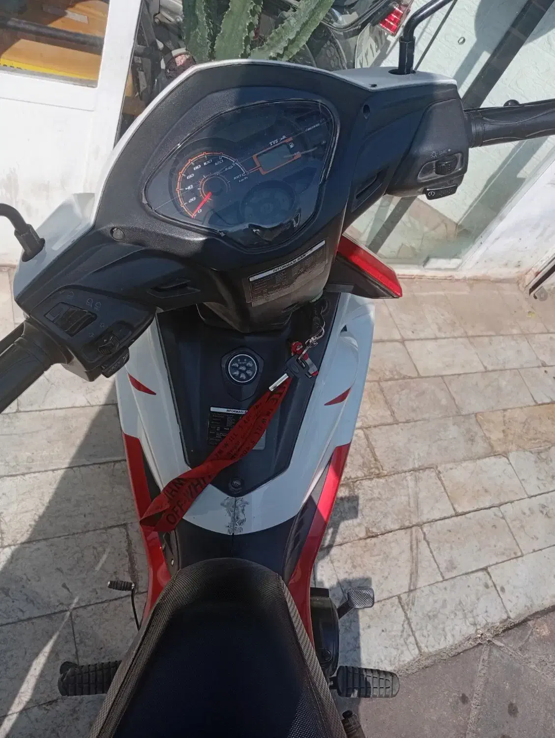 تی وی اس راکز|موتورسیکلت|ری, علایین|دیوار