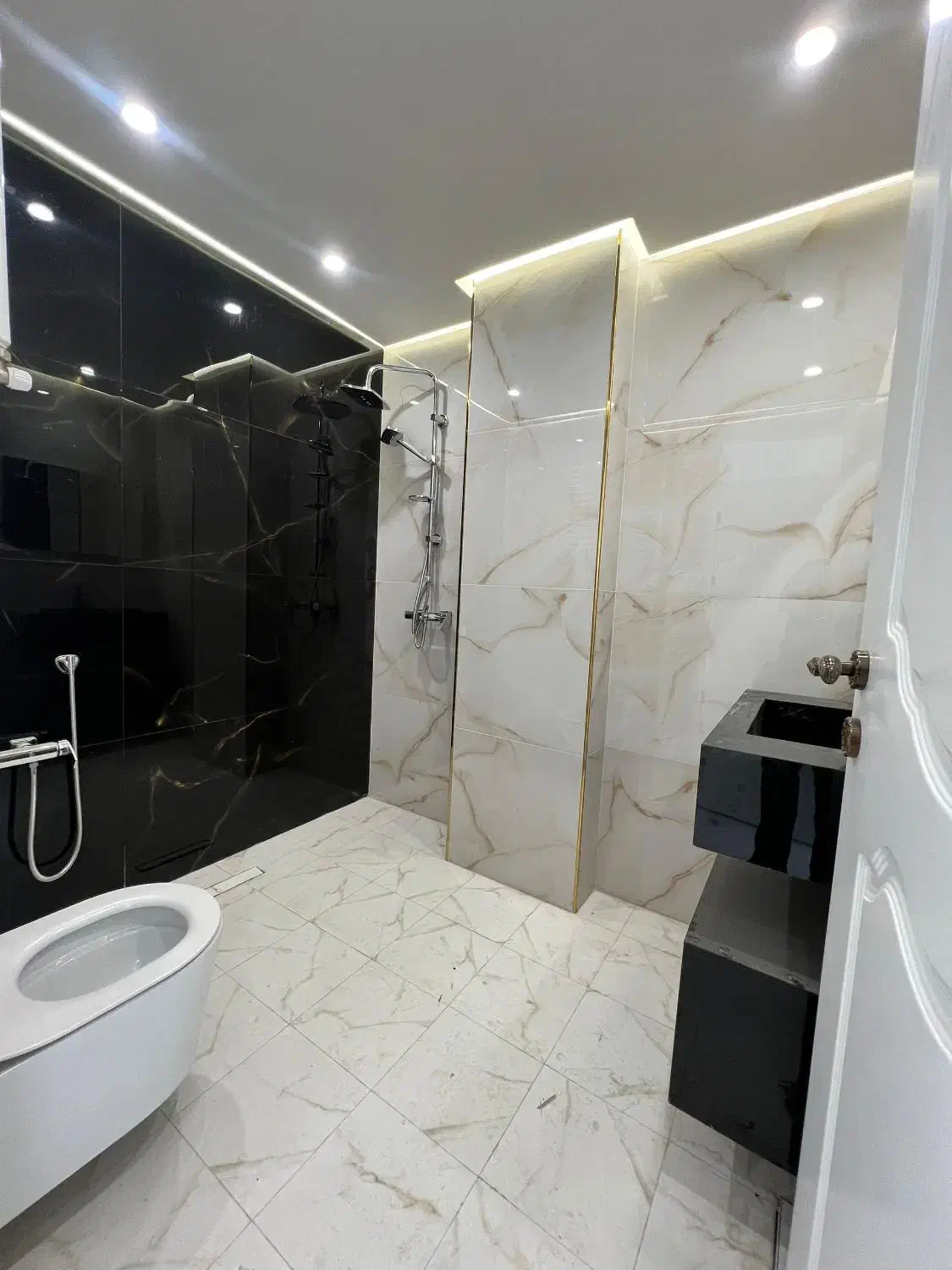 ۱۳۷‌متر/۳‌خواب/نوساز/ویو جذاب/محل‌دنج ظفر