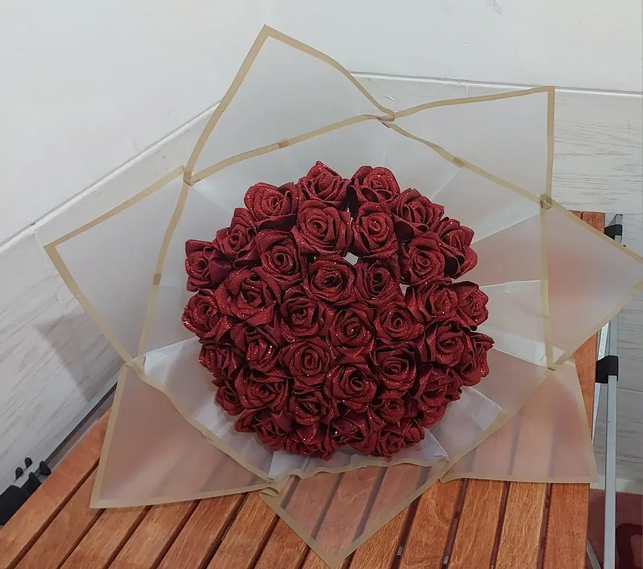 گل روبانی قرمز|گل مصنوعی|شیراز, کوشک میدان|دیوار