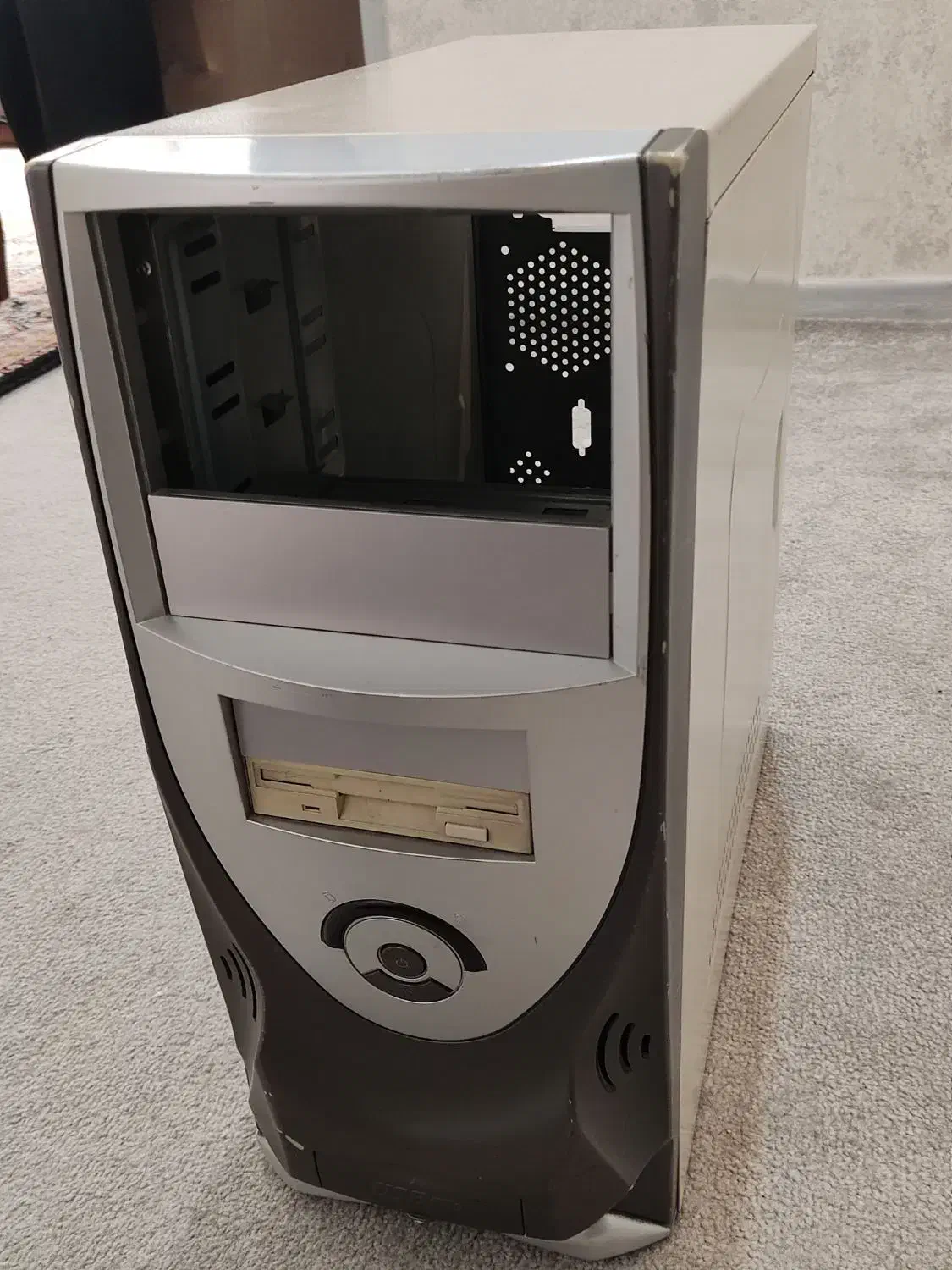 پوسته کیس سفید قدیمی تمیز|قطعات و لوازم جانبی رایانه|اصفهان, وحید|دیوار