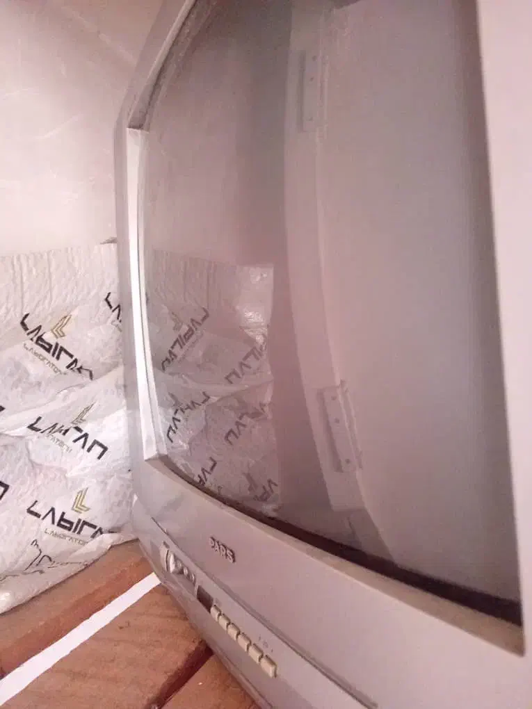 تلوزیون سالم پارس قدیمی قیمت توافقی|تلویزیون و پروژکتور|شیراز, شهرک ترکان|دیوار