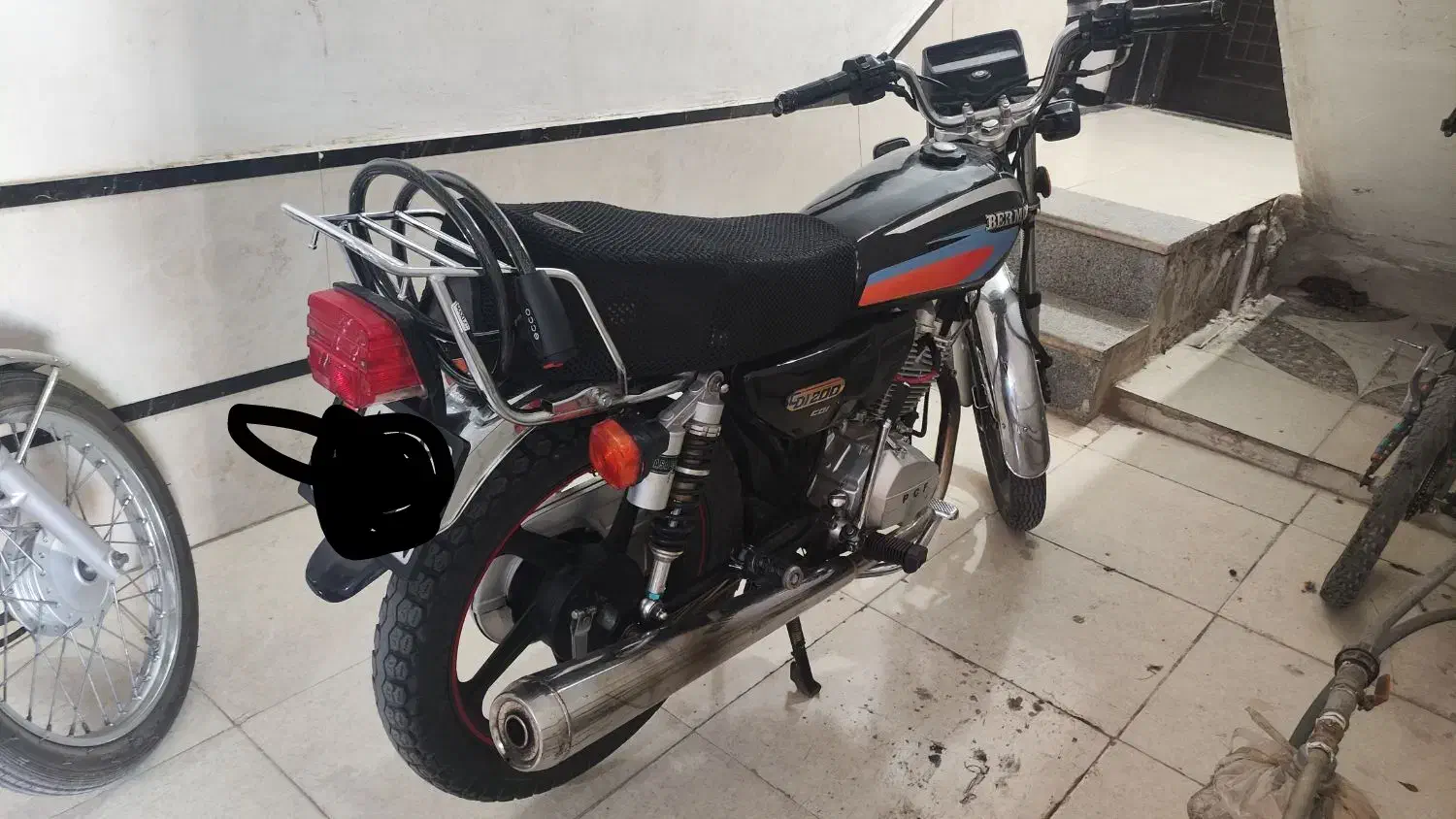 موتور 200 برمودا|موتورسیکلت|شیراز, کوشک میدان|دیوار