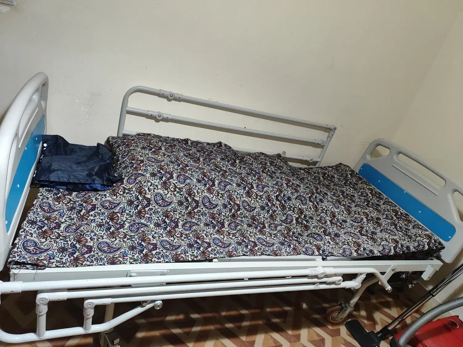 تخت بیمارستانی در حد نو|پزشکی|صدرا-فارس, فاز ۱|دیوار