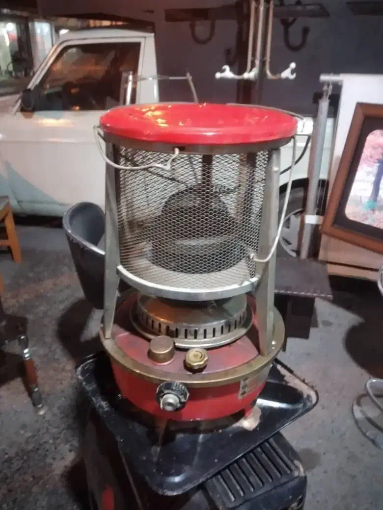 یک عدد بخاری برقی ایستاده . چراغ نفتی .بخاری نفتی|بخاری، هیتر، شومینه|رشت, عینک|دیوار