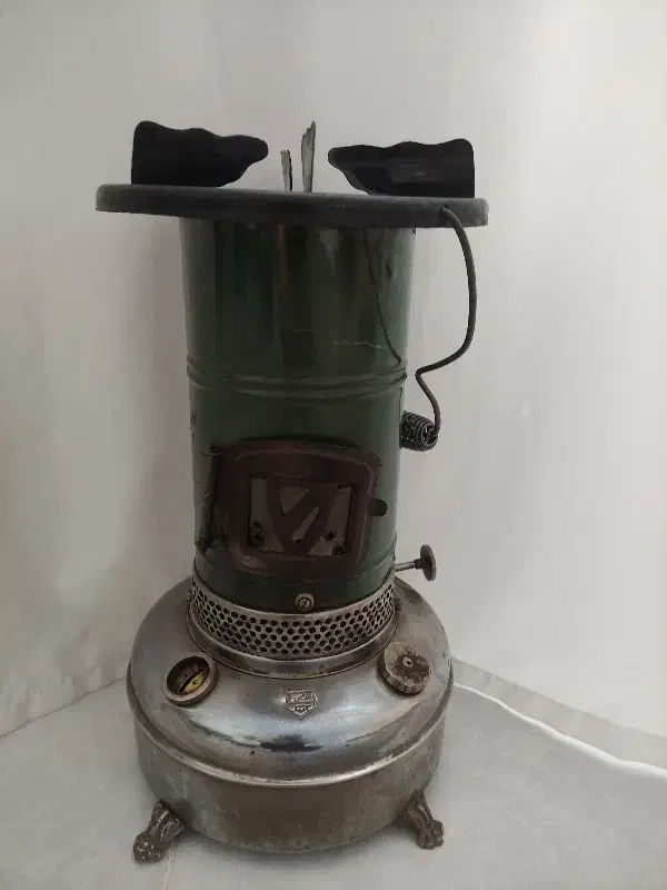 والور نفتی  با زیره برنجی|کلکسیون اشیاء عتیقه|آشخانه, |دیوار