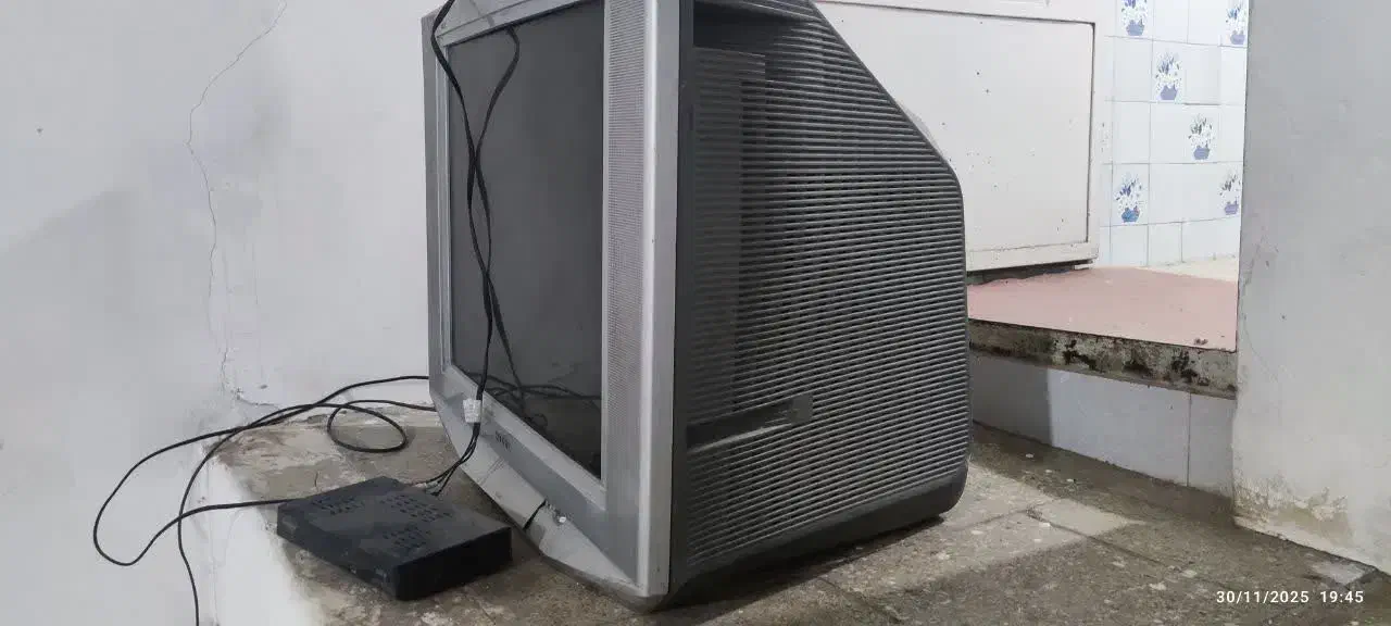 تلوزیون ۲۹ سونی قدیمی صفحه فلت|تلویزیون و پروژکتور|قم, پردیسان|دیوار