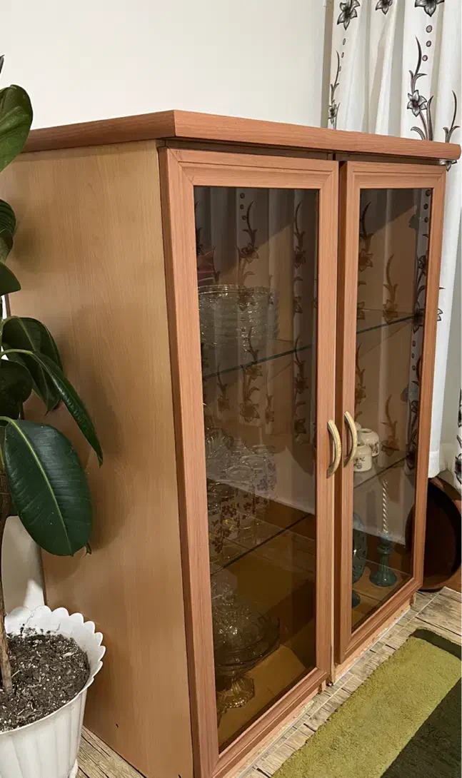 ویترین کاملا سالم|بوفه، ویترین، کنسول|صومعه‌سرا, |دیوار