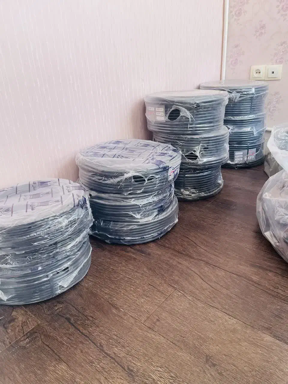 سیم و کابل برق مانده از ساخت ویلا قیمت قدیم|مصالح و تجهیزات ساختمان|هشتگرد, هشتگرد قدیم|دیوار