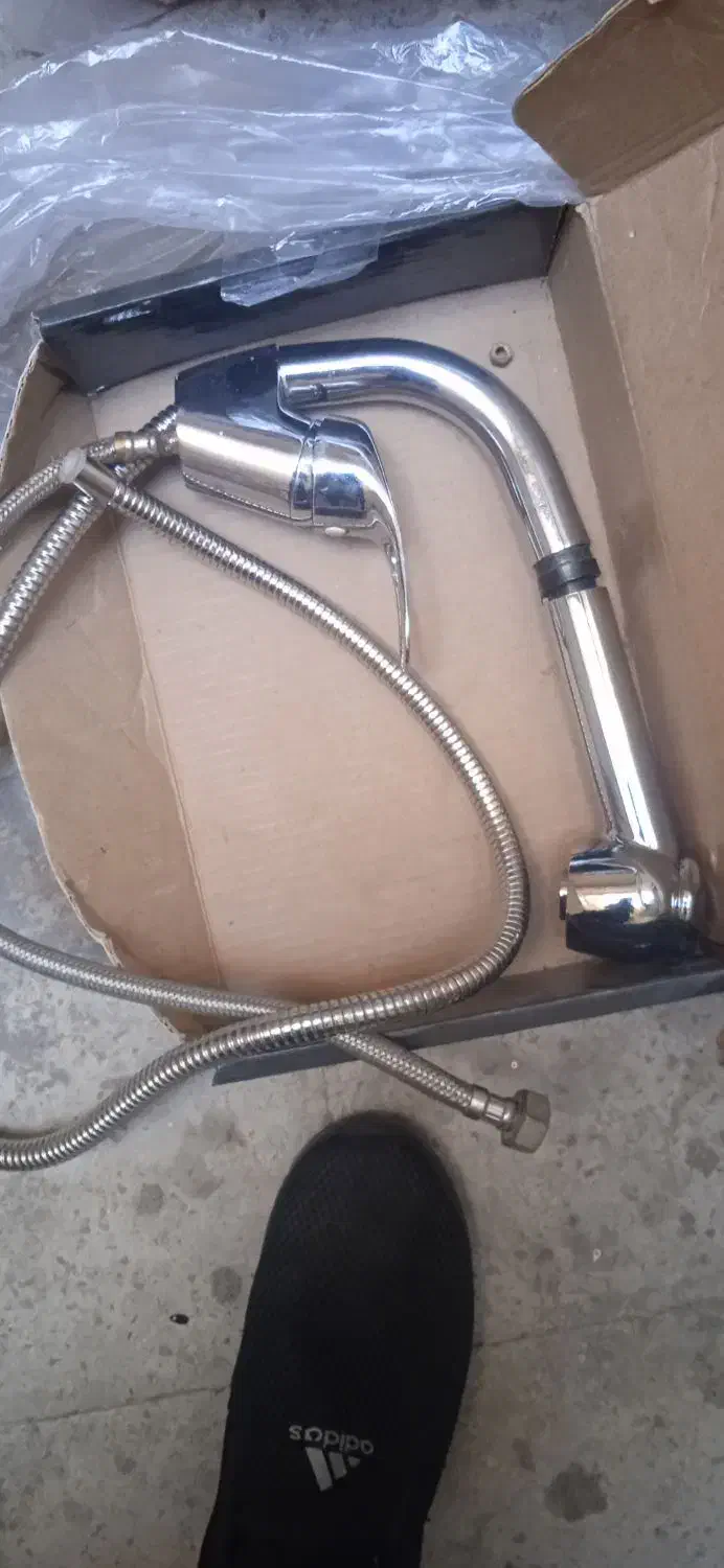 صفحه برش خورده گاز وتعدادی وسیله کار کرده|آب‌چکان و نظم‌دهنده ظروف|فردیس, نسترن شرقی|دیوار