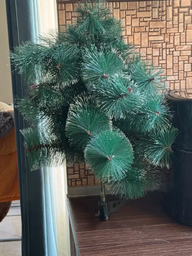 درخت کریسمس کوچک و تعدادی زنگوله آویز درخت کریسمس|صنایع دستی و سایر لوازم تزئینی|تهران, تهرانپارس غربی|دیوار