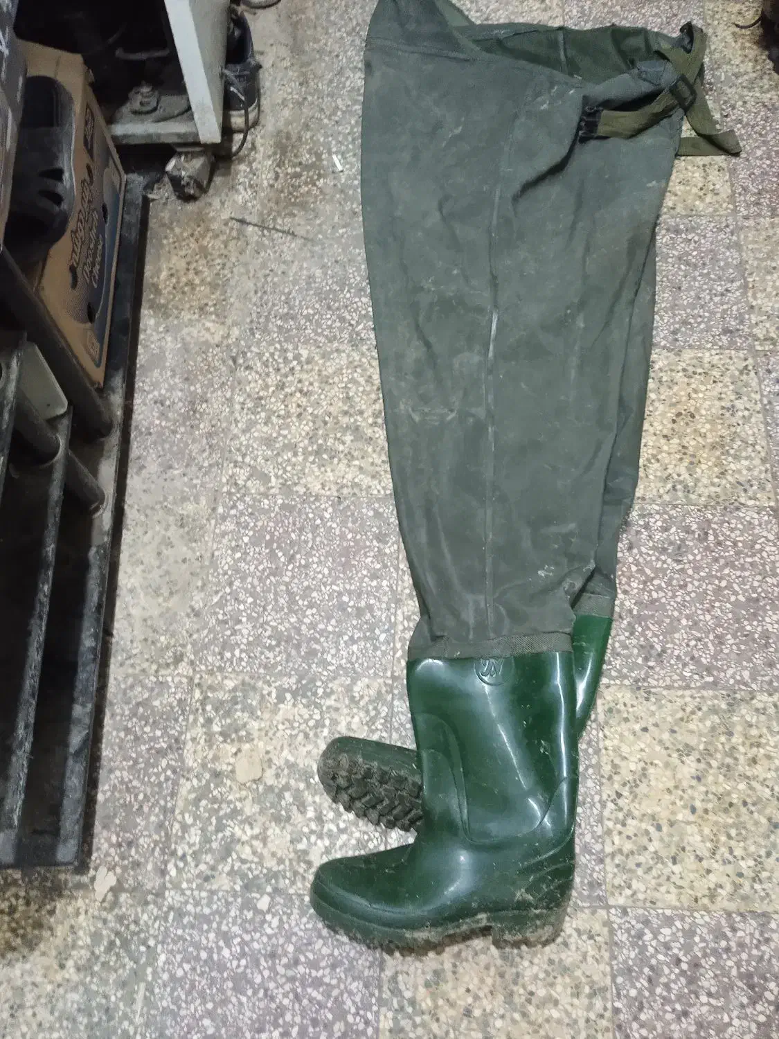 چکمه یا همان فوکه شماره 40|ماهیگیری|آستانه اشرفیه, |دیوار