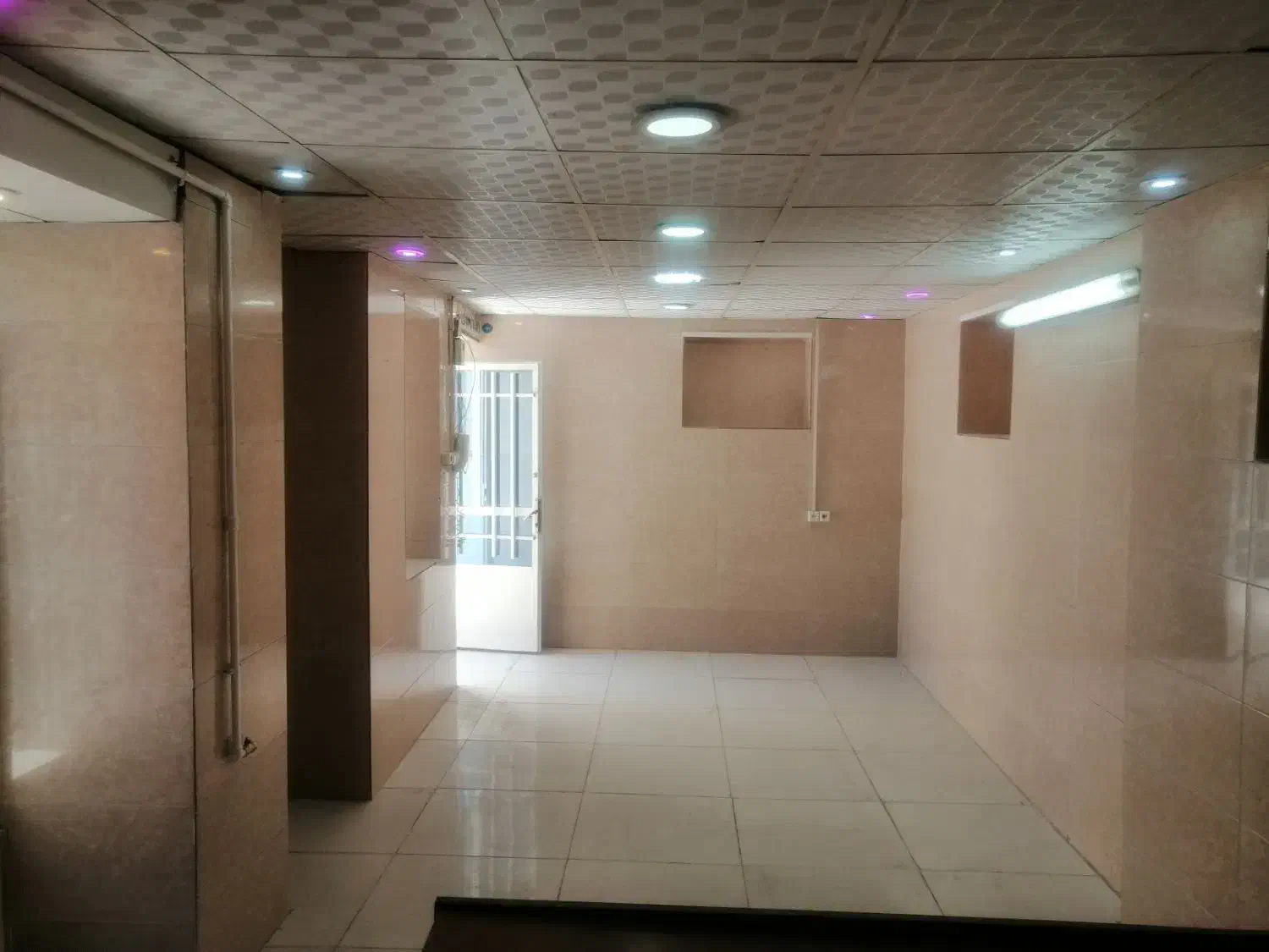 منزل ویلایی نقلی درب حیاط، ماشین رو، مرکز شهر|فروش خانه و ویلا|شیراز, لب آب|دیوار