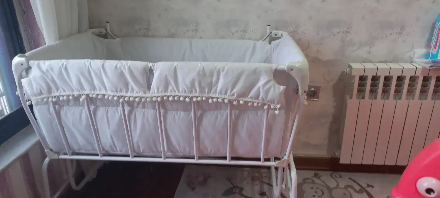 تخت و گهواره کنار مادر کاملا سالم|تخت و صندلی بچه|رشت, نامجو|دیوار
