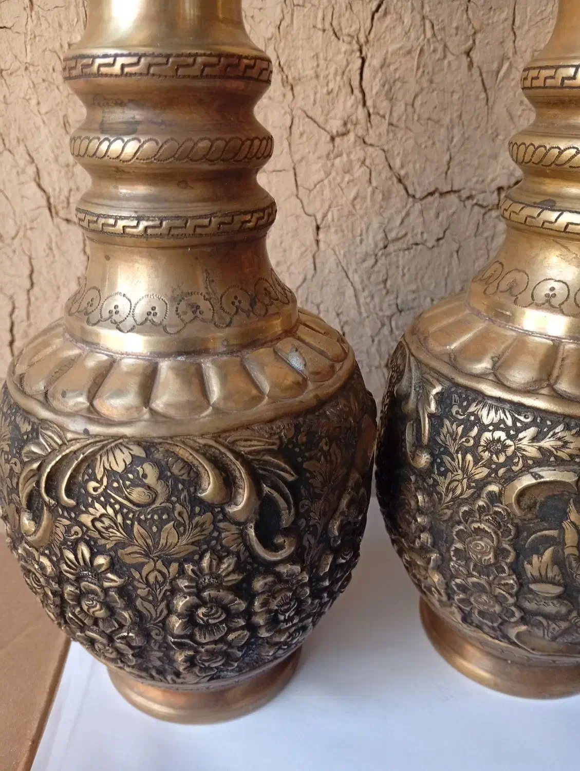 تنگ شاخدار برنجی اعلا با نقش زیبا|کلکسیون اشیاء عتیقه|دهاقان, |دیوار