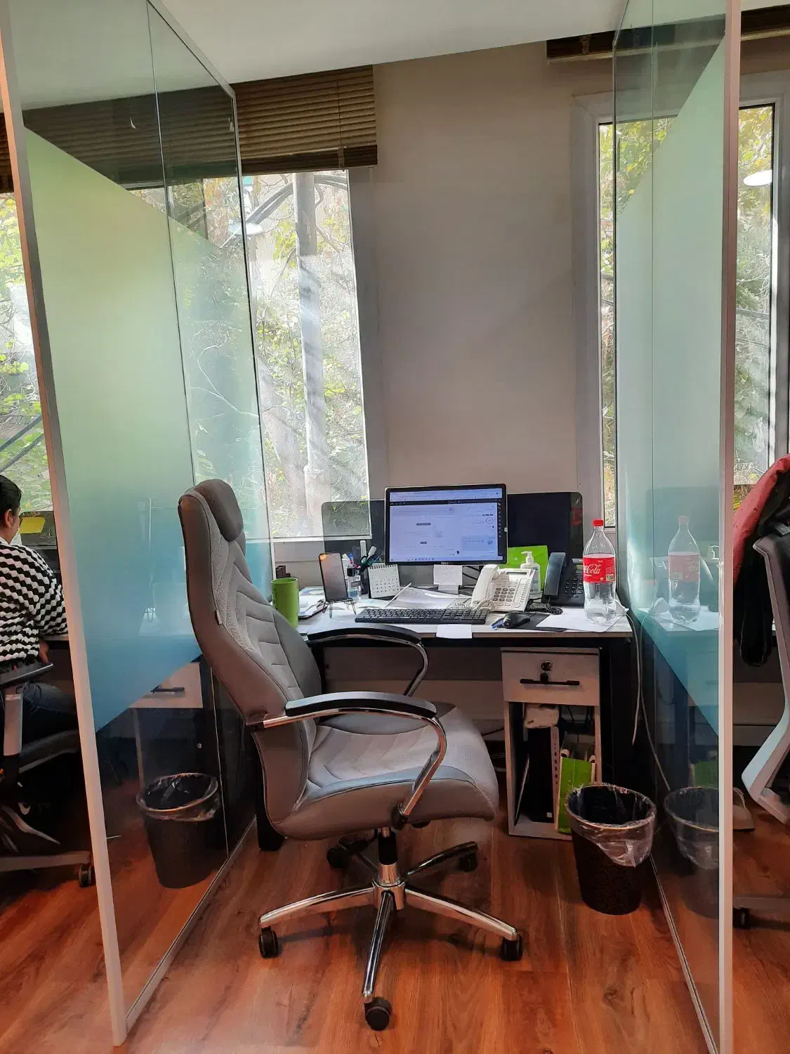 پارتیشن شیشه ایی|دفتر کار|تهران, فلسطین (میدان انقلاب)|دیوار