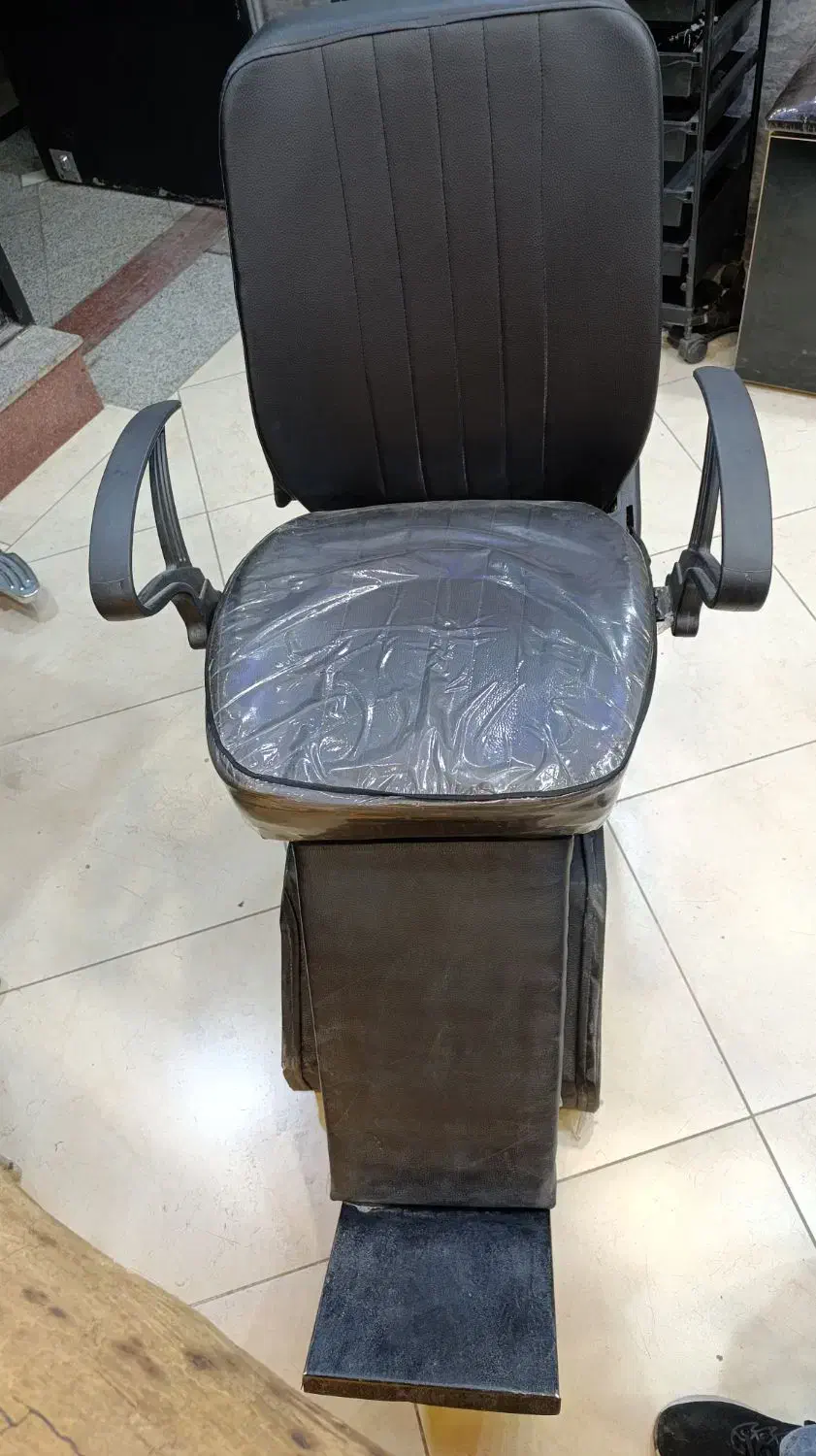 صندلی ارایشگاه|آرایشگاه و سالن‌های زیبایی|فولادشهر, B4|دیوار