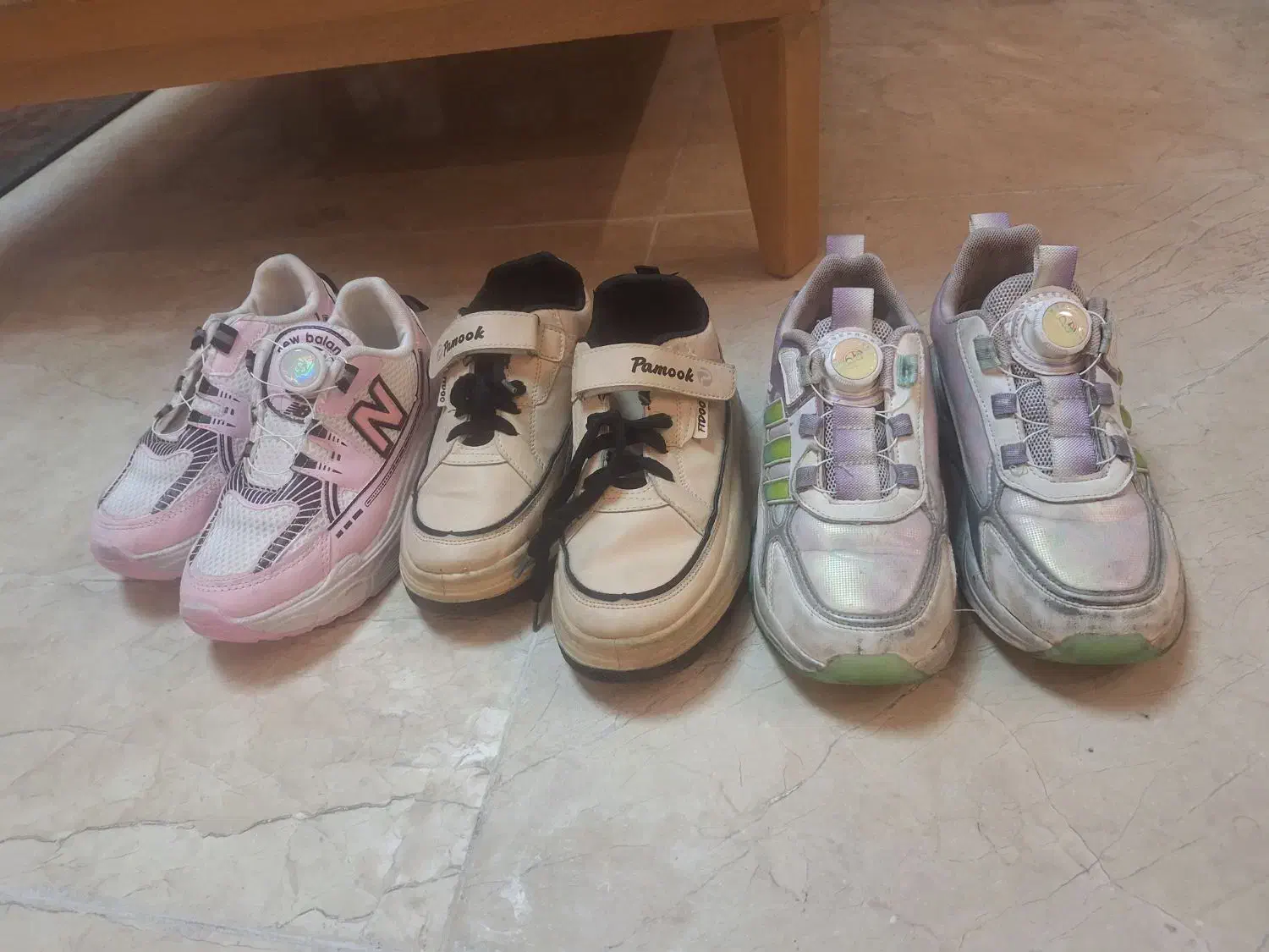 تعدادی لوازم منزل|ظروف پخت‌وپز|کیش, |دیوار