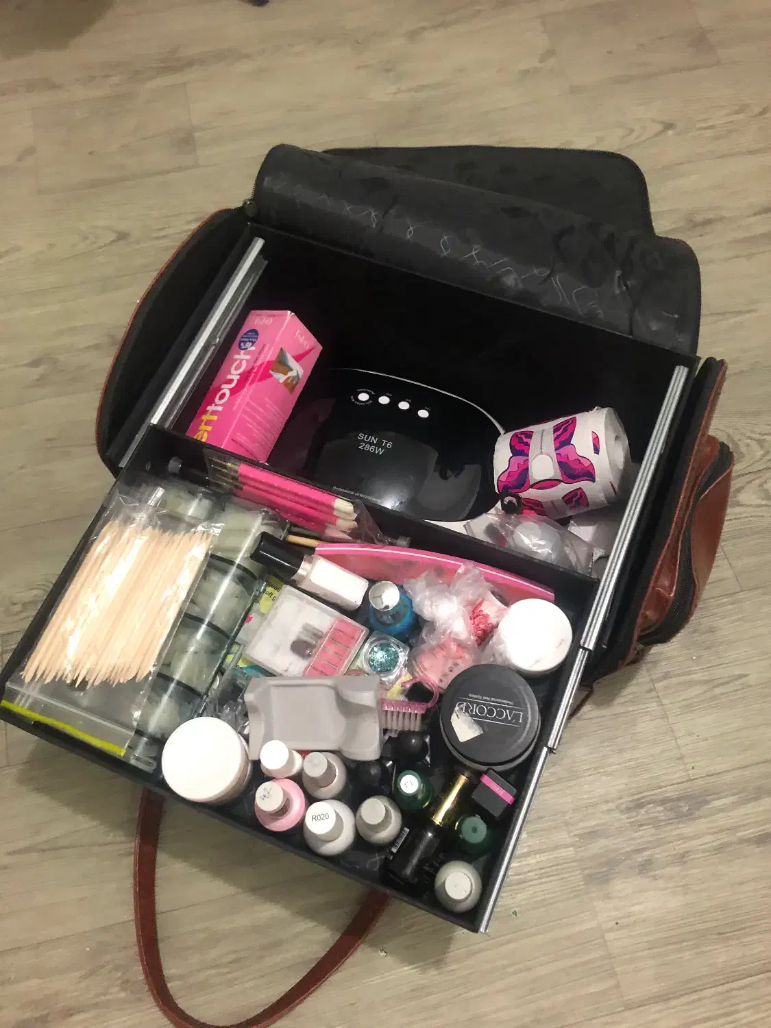 لواز کار ناخن|آرایشگاه و سالنهای زیبایی|رشت, دیلمان|دیوار